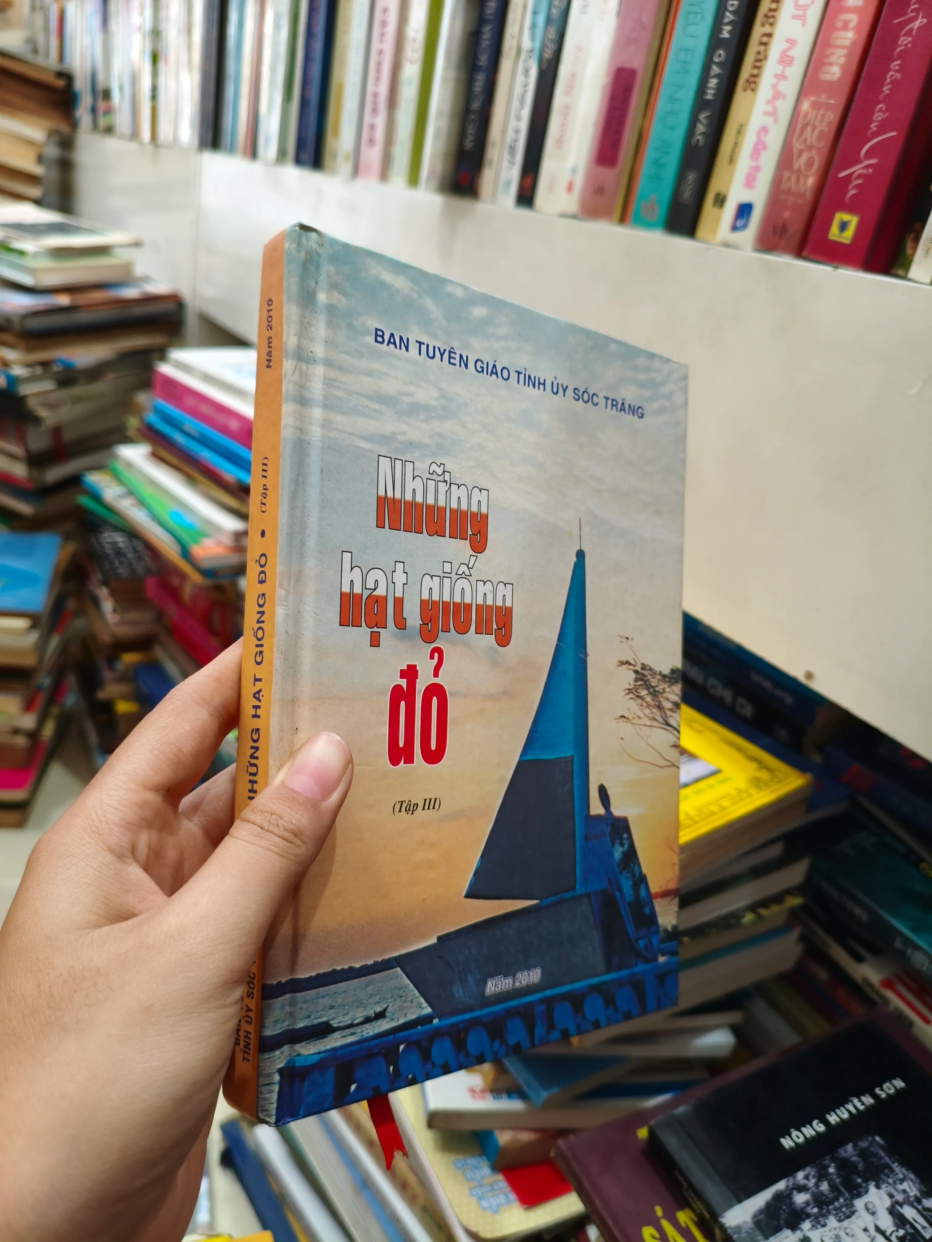 Những hạt giống đỏ 🌱 by  - Sách Book Cover - Ngọc Hiển Books