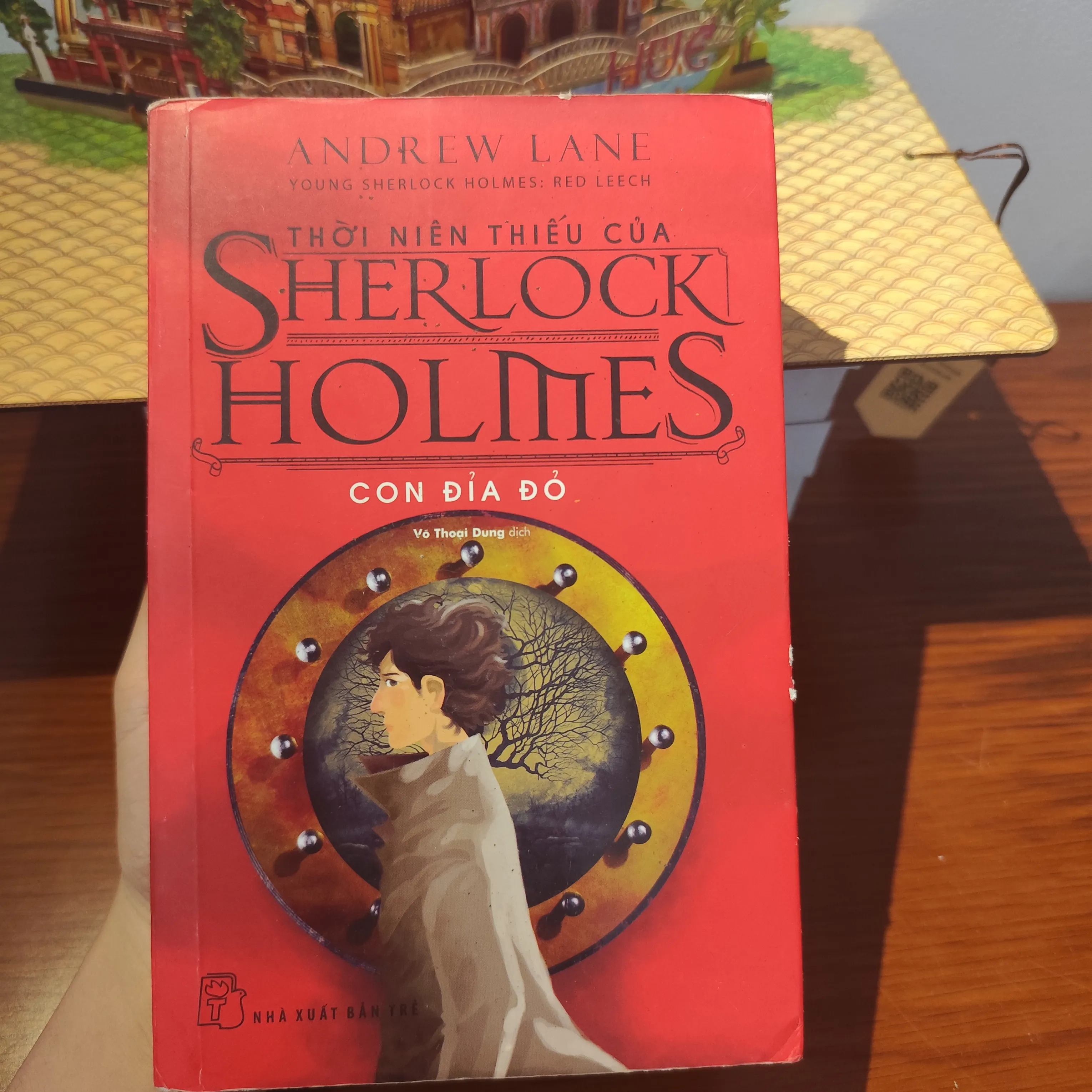Thời niên thiếu của SHERLOCK HOLMES- Con đỉa đỏ by  - Sách Book Cover - Ngọc Hiển Books