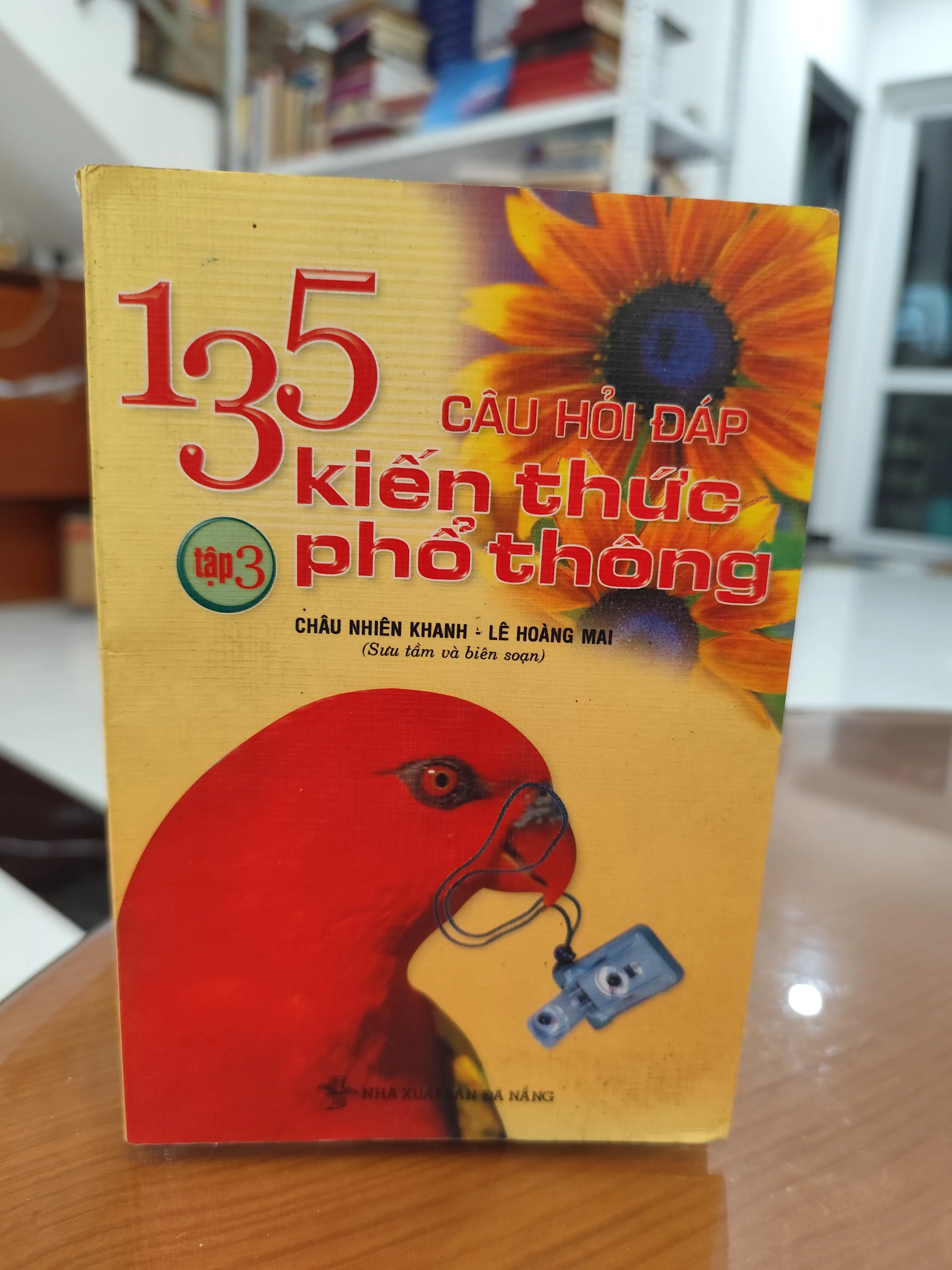 135 câu hỏi đáp kiến thức phổ thông by  - Sách Book Cover - Ngọc Hiển Books
