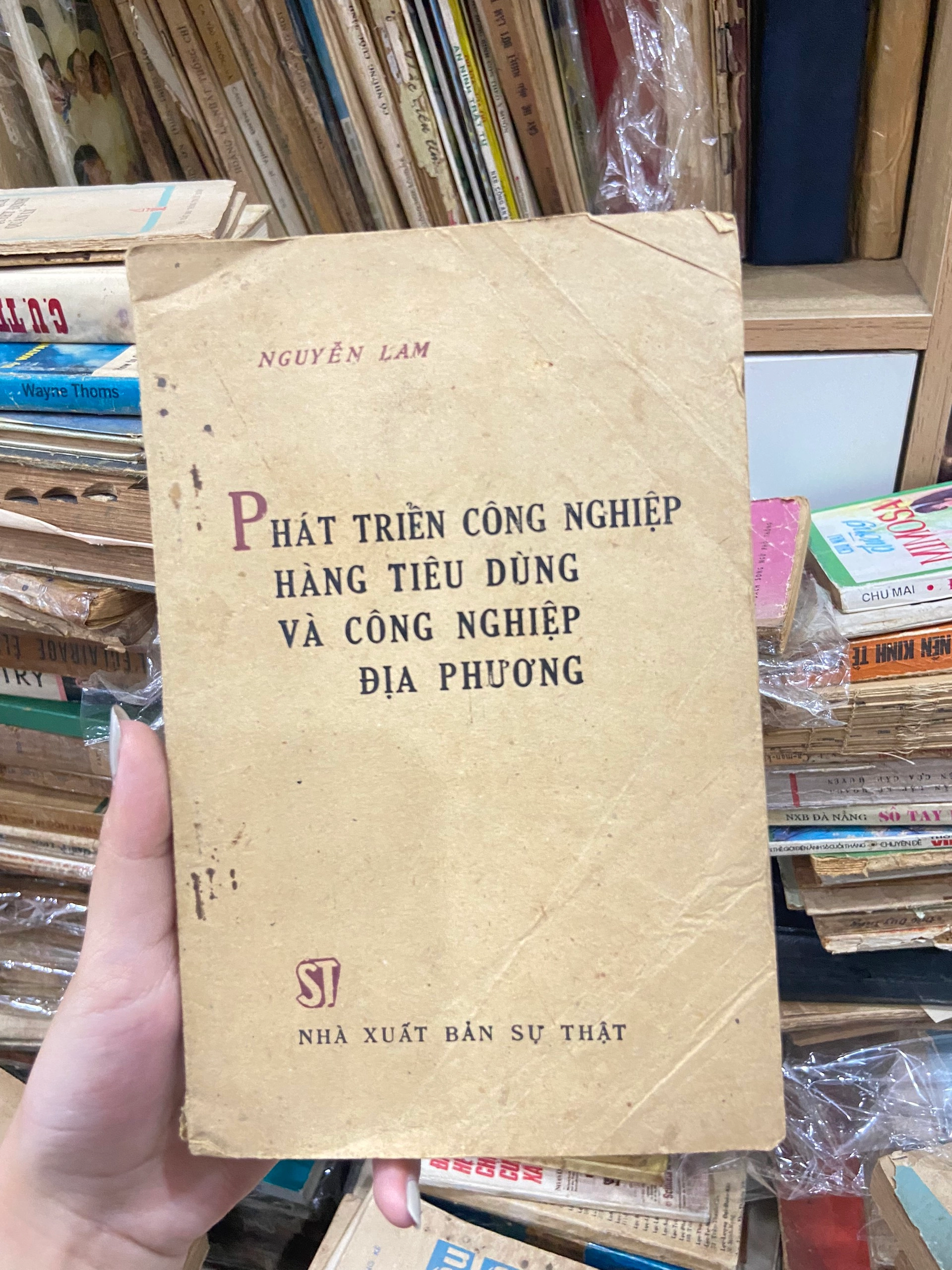 Phát Triển Công Nghiệp Hàng Tiêu Dùng Và Công Nghiệp Địa Phương by  - Sách Book Cover - Ngọc Hiển Books