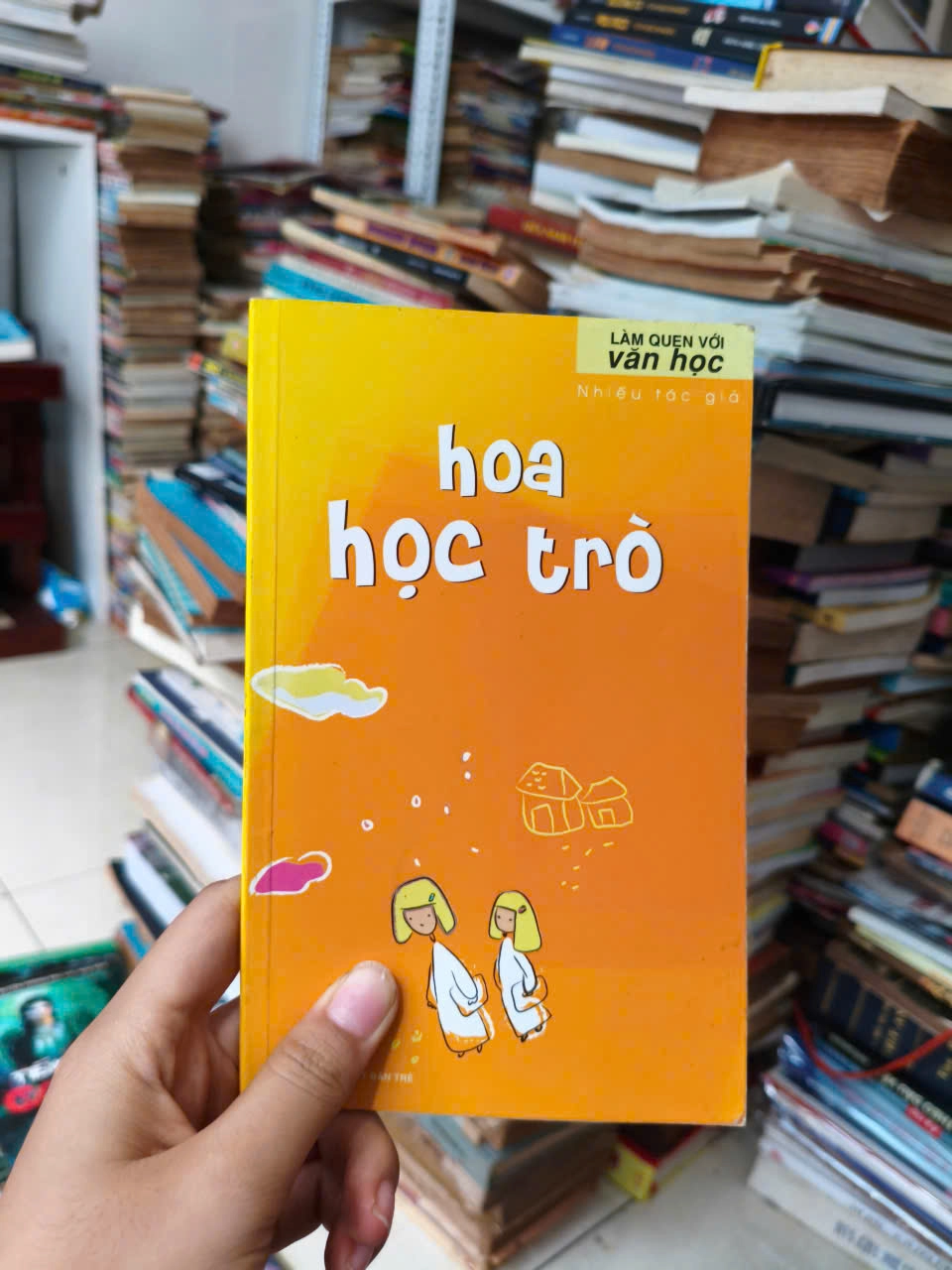 LÀM QUEN VỚI VĂN HỌC - HOA HỌC TRÒ by  - Sách Book Cover - Ngọc Hiển Books