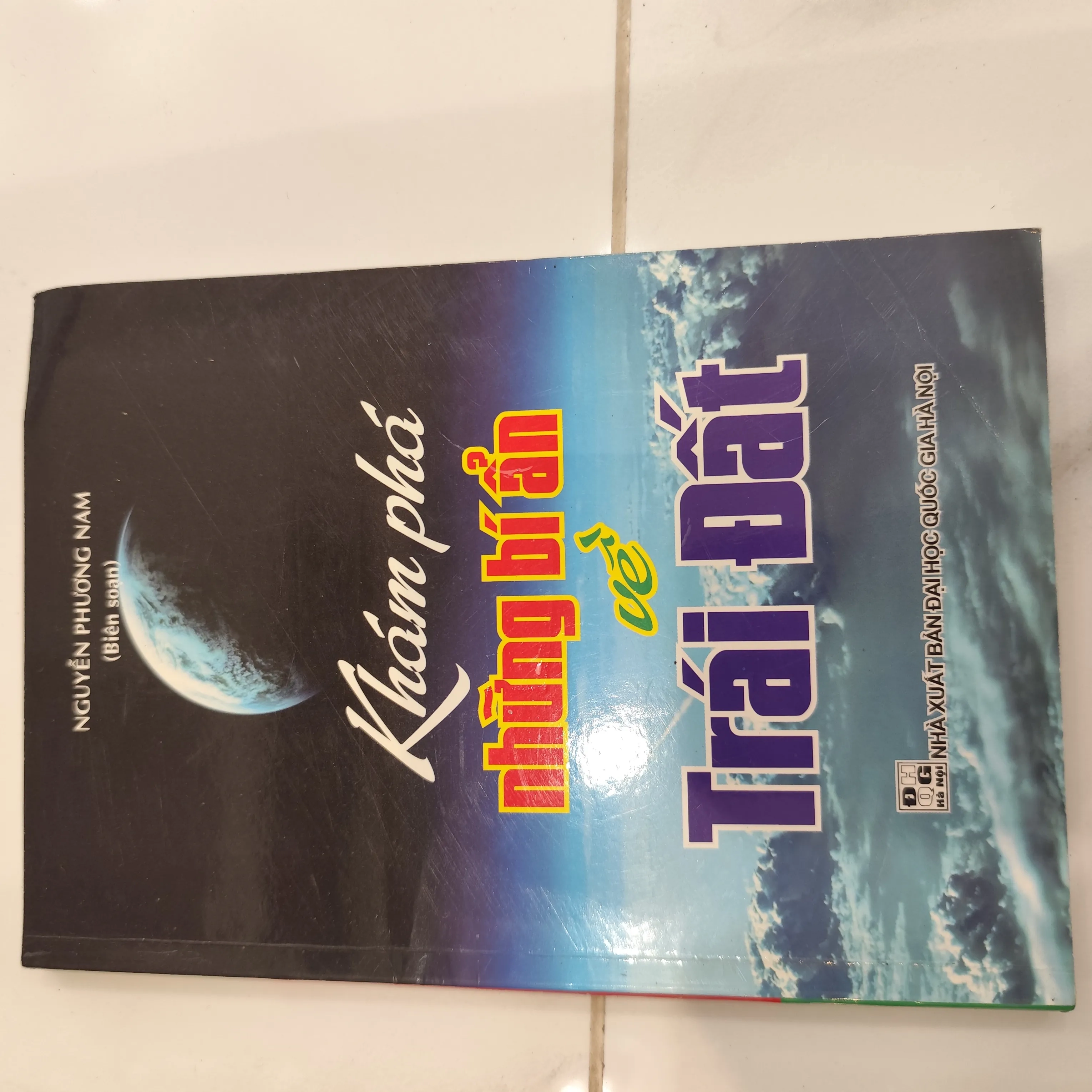 Khám phá những bí ẩn về Trái Đất by  - Sách Book Cover - Ngọc Hiển Books