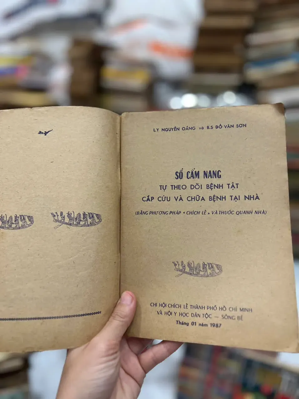 Cẩm nang tự theo dõi bệnh tật cấp cứu chữa bệnh tại nhà ⭐ by  - Sách Book Cover - Ngọc Hiển Books