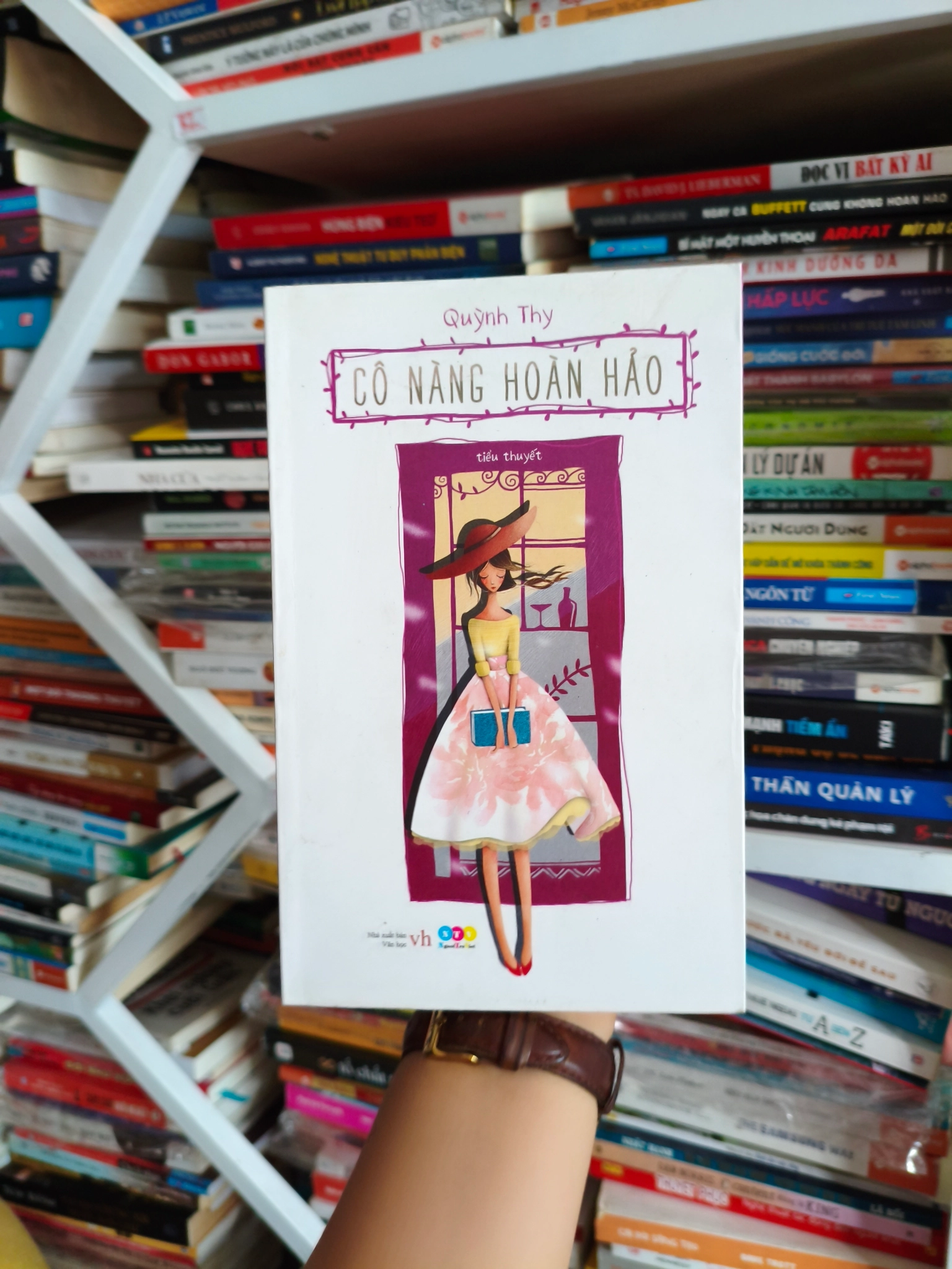 Cô nàng hoàn hảo 🌱 by  - Sách Book Cover - Ngọc Hiển Books