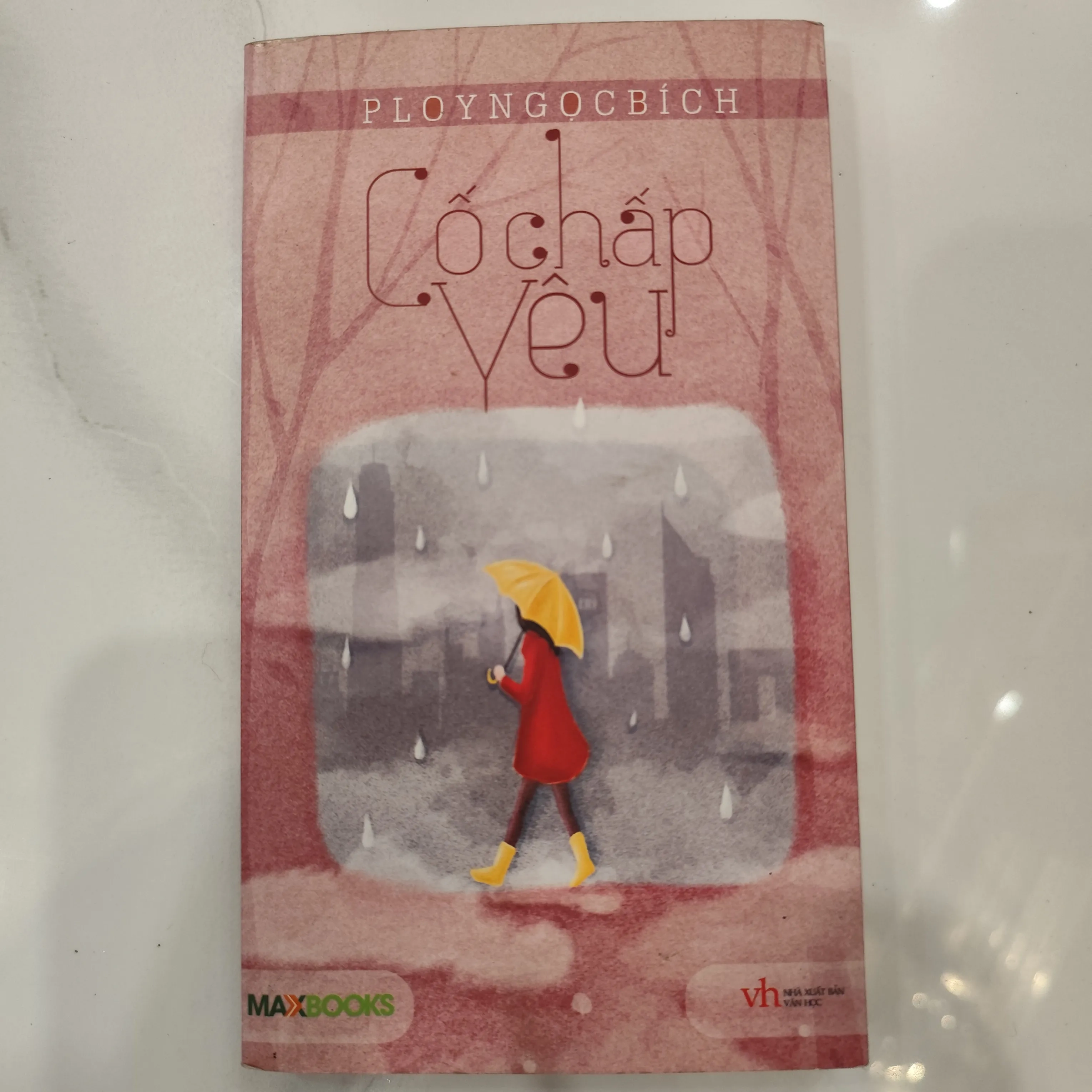 Cố chấp yêu by  - Sách Book Cover - Ngọc Hiển Books