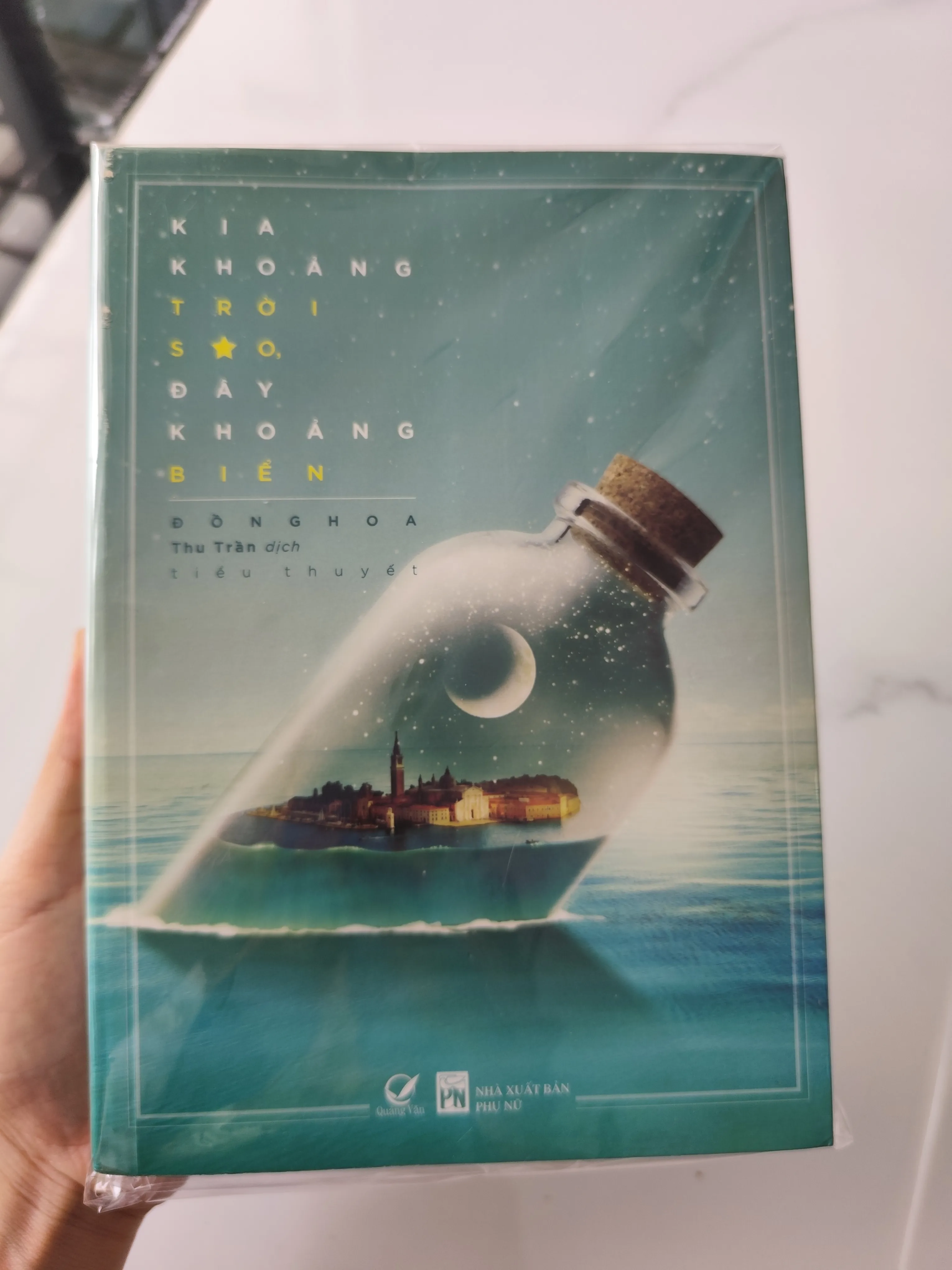 Kia khoảng trời sao, đây khoảng biển- Đồng Hoa by  - Sách Book Cover - Ngọc Hiển Books