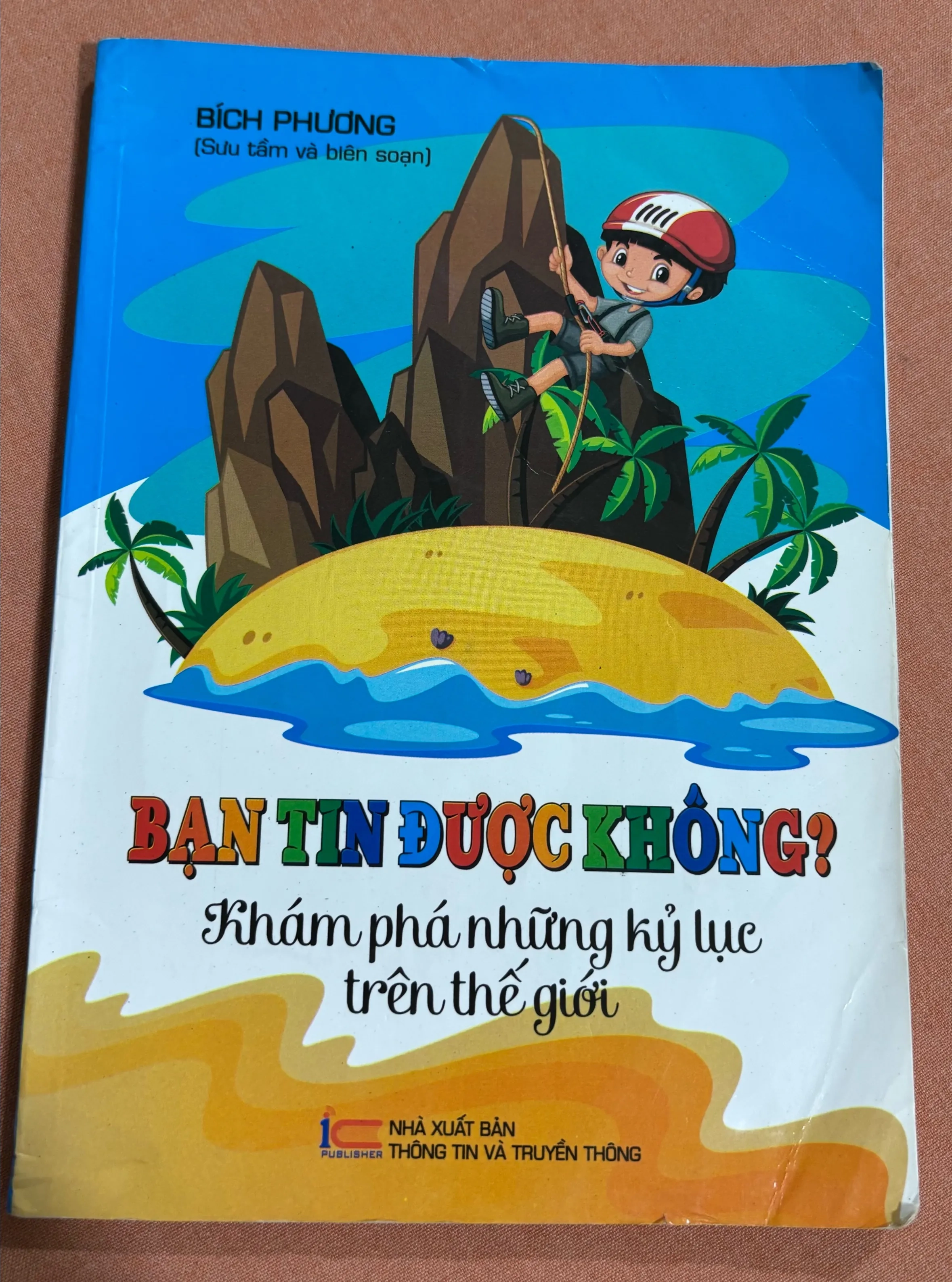Bạn tin được không Khám phá những kỷ lục trên thế giới 🌊 by  - Sách Book Cover - Ngọc Hiển Books