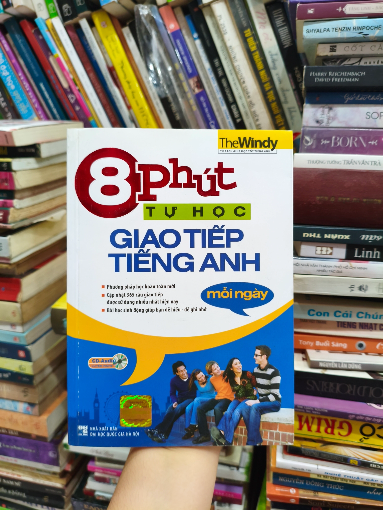 8 phút tự học giáo tiếp tiếng anh 🌱 by  - Sách Book Cover - Ngọc Hiển Books