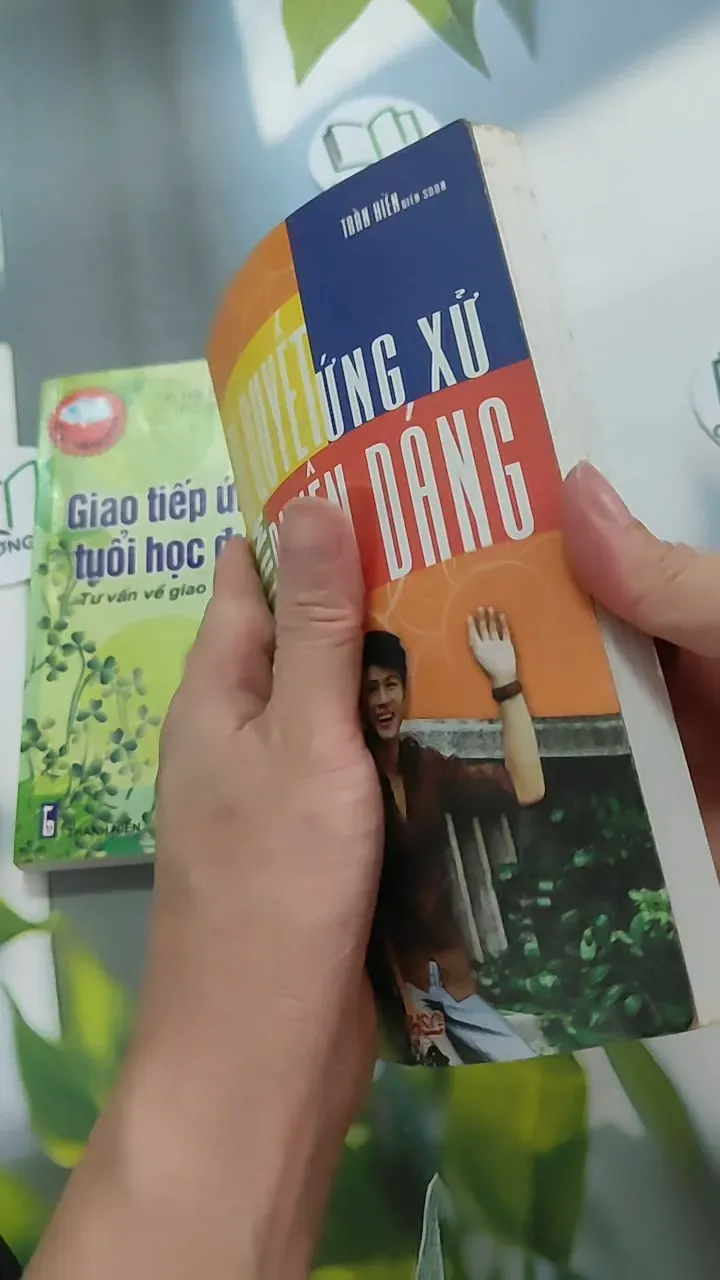 Combo: Giao Tiếp Ứng Xử Tuổi Học Đường, Bí Quyết Ứng Xử Duyên Dáng - Nguyễn Hồi Loan 787022