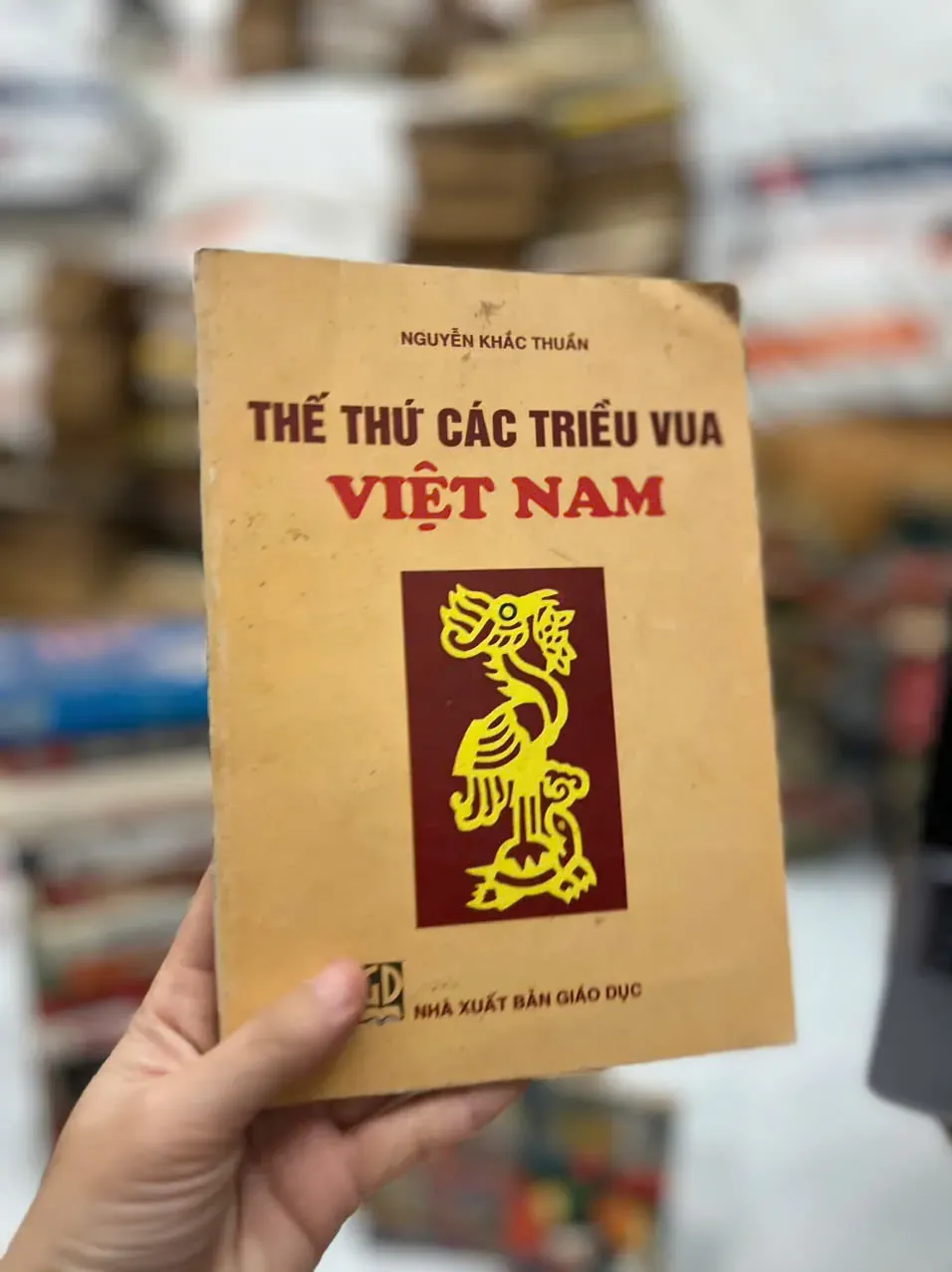Thế Thứ Các Triều Vua Việt Nam - Nguyễn Khắc Thuần⭐ by  - Sách Book Cover - Ngọc Hiển Books
