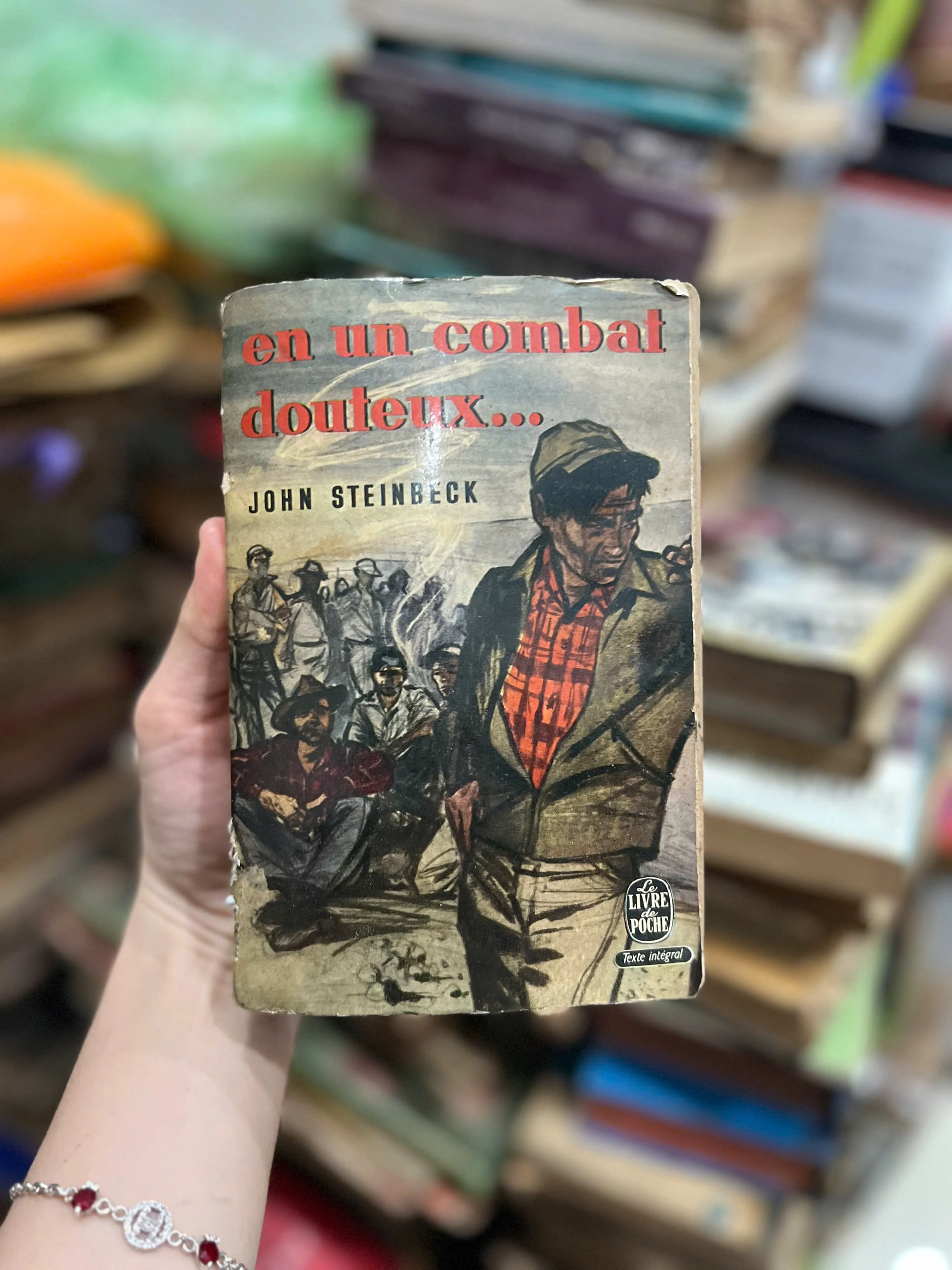 En un Combat Douteux by Không tìm thấy thông tin tác giả chính xác trên các nguồn yêu cầu (cần kiểm tra Tiki, Fahasa, Vinabook, Goodreads); các nguồn ghi liên quan tới John Steinbeck hoặc Louis Dalmas nhưng không có bản xuất bản rõ ràng bằng tiếng Pháp phù hợp - Sách Book Cover - Ngọc Hiển Books