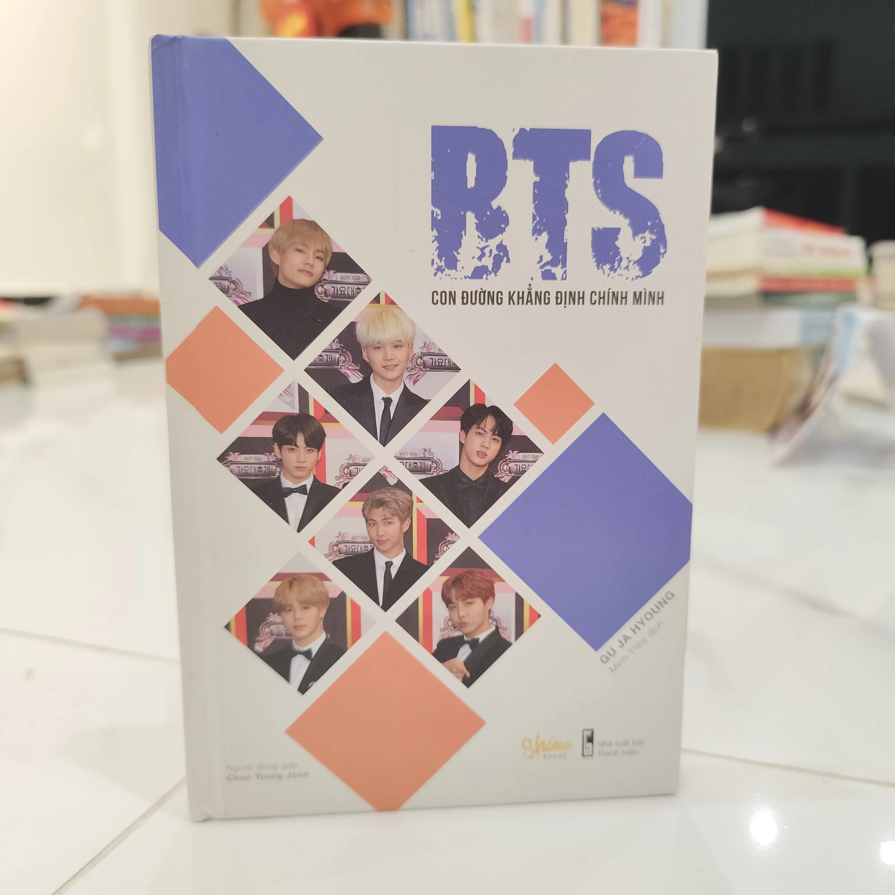 BTS con đường khẳng định chính mình by  - Sách Book Cover - Ngọc Hiển Books