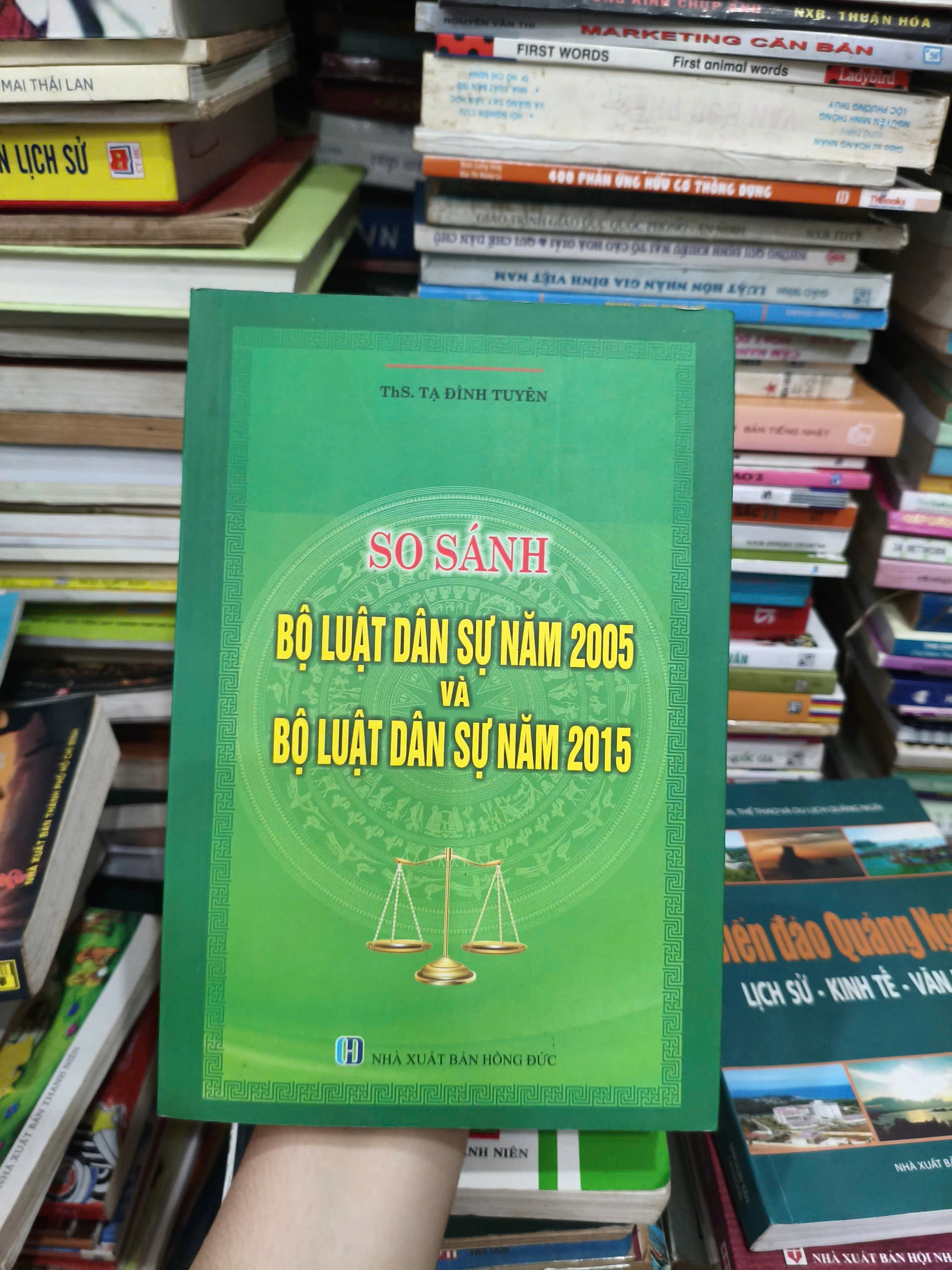 So sánh bộ luật dân sự năm 2005 và bộ luật dân sự năm 2015 by  - Sách Book Cover - Ngọc Hiển Books