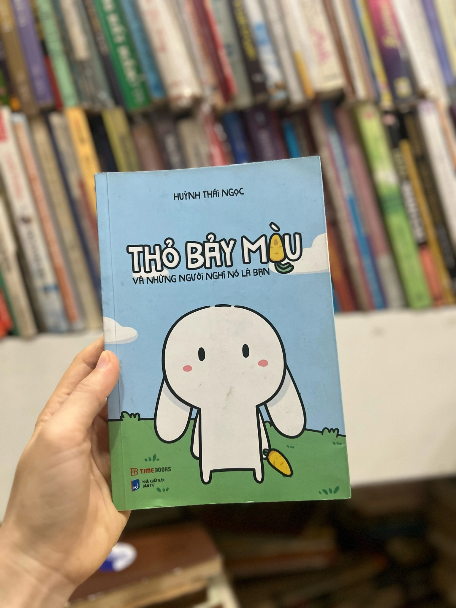Thỏ bảy màu và những người nghĩ nó là bạn by  - Sách Book Cover - Ngọc Hiển Books