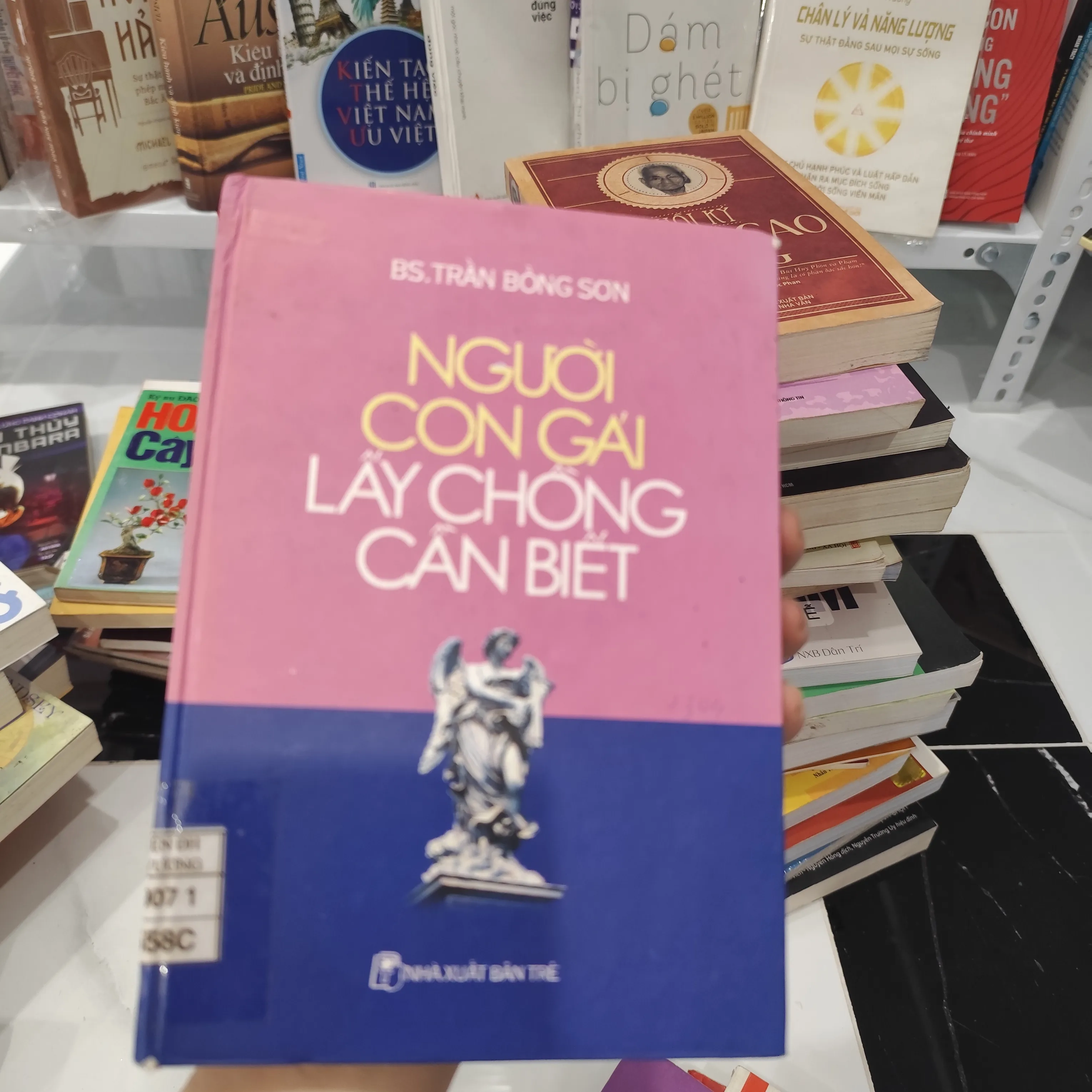 Người con gái lấy chồng cần biết by  - Sách Book Cover - Ngọc Hiển Books