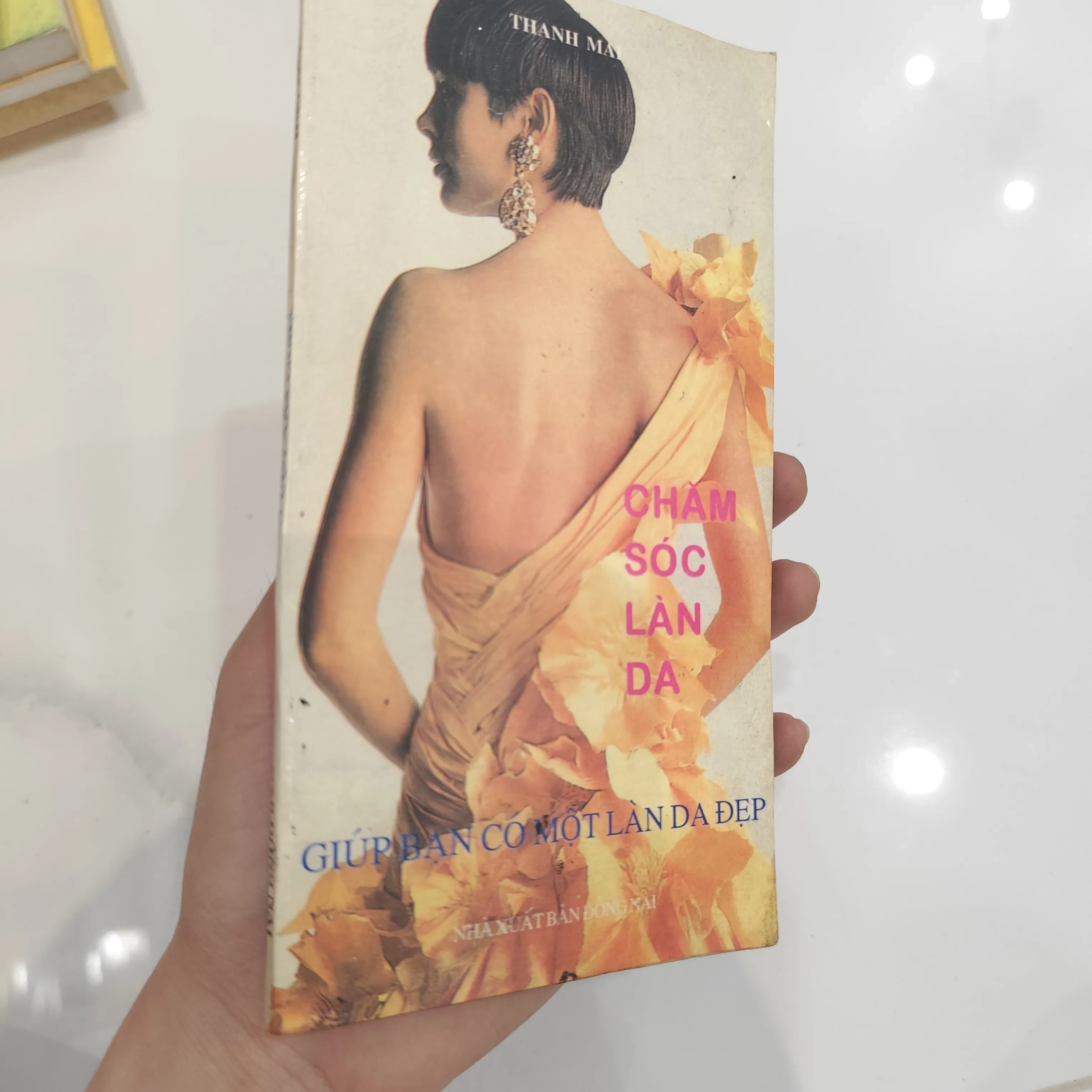 Chăm sóc làn da giúp bạn có được một làn da đẹp by  - Sách Book Cover - Ngọc Hiển Books