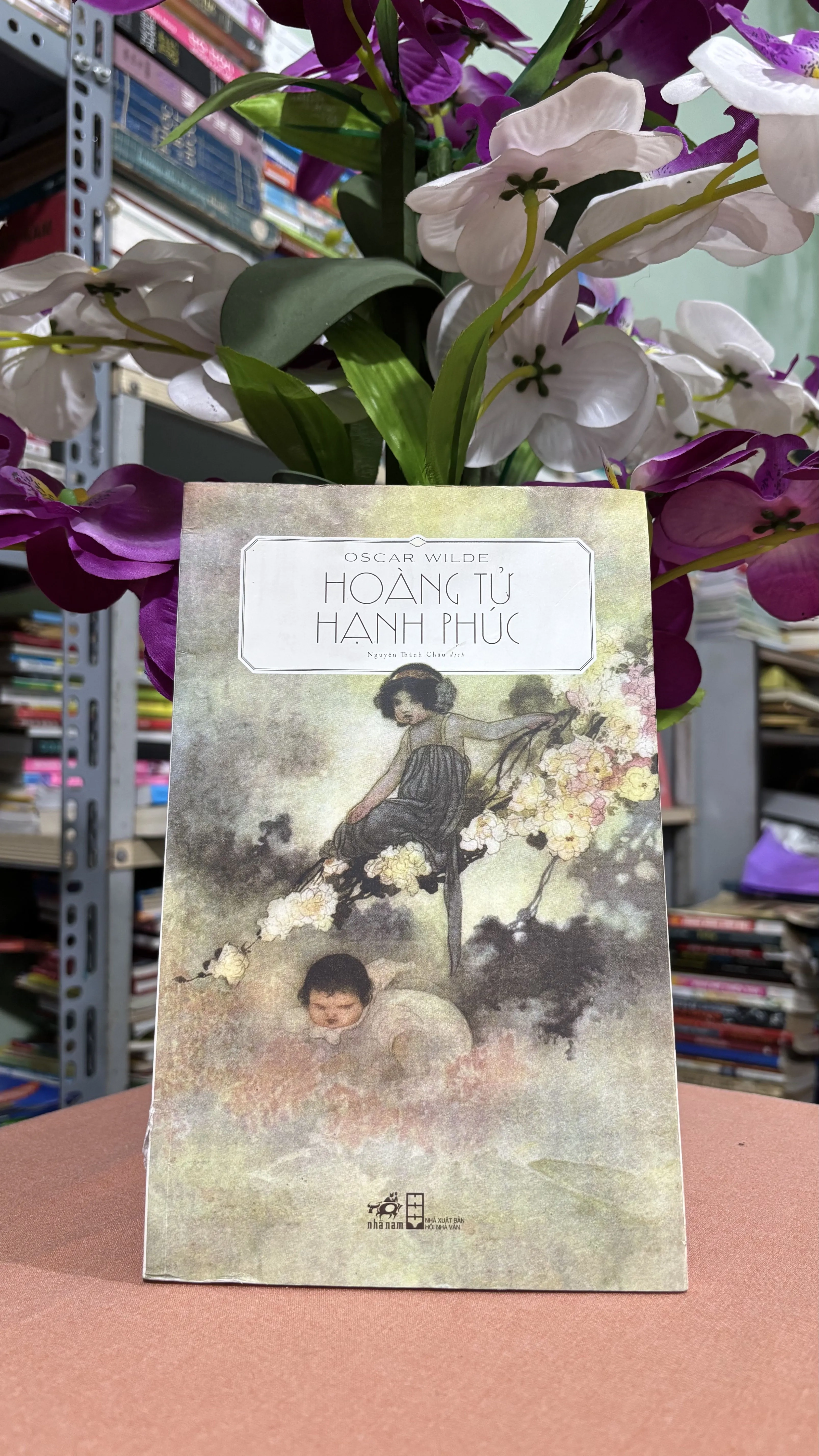 Hoàng tử hạnh phúc 🌊 by  - Sách Book Cover - Ngọc Hiển Books