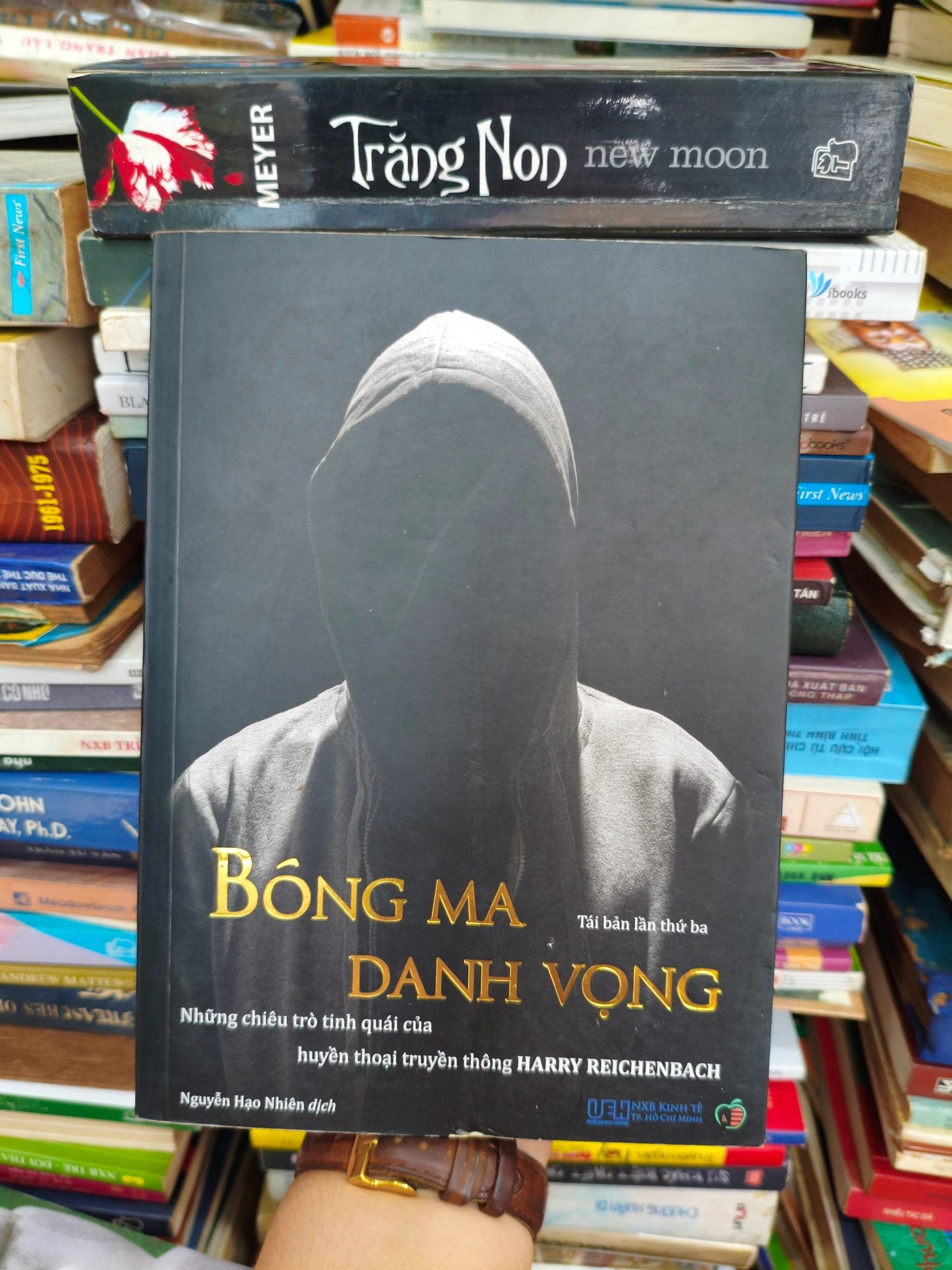 Bóng ma danh vọng 🌱 by  - Sách Book Cover - Ngọc Hiển Books