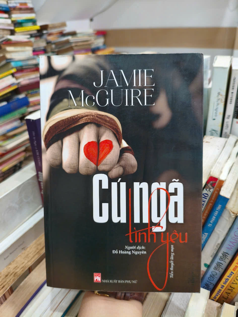 Sách - Cú Ngã Tình Yêu by  - Sách Book Cover - Ngọc Hiển Books