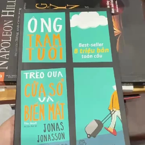 Ông Trăm Tuổi Trèo Qua Cửa Sổ Và Biến Mất – Tiểu Thuyết Hài Hước Best Seller- K2