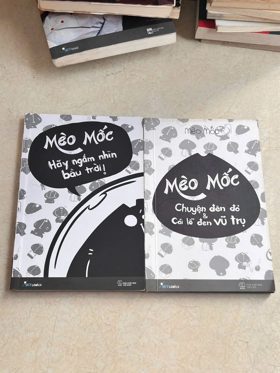 Mèo Mốc - Hãy Ngắm Nhìn Bầu Trời + Chuyện Đèn Đỏ Và Cái Lỗ Đen Vũ Trụ by Mèo Mốc - Sách Book Cover - Ngọc Hiển Books