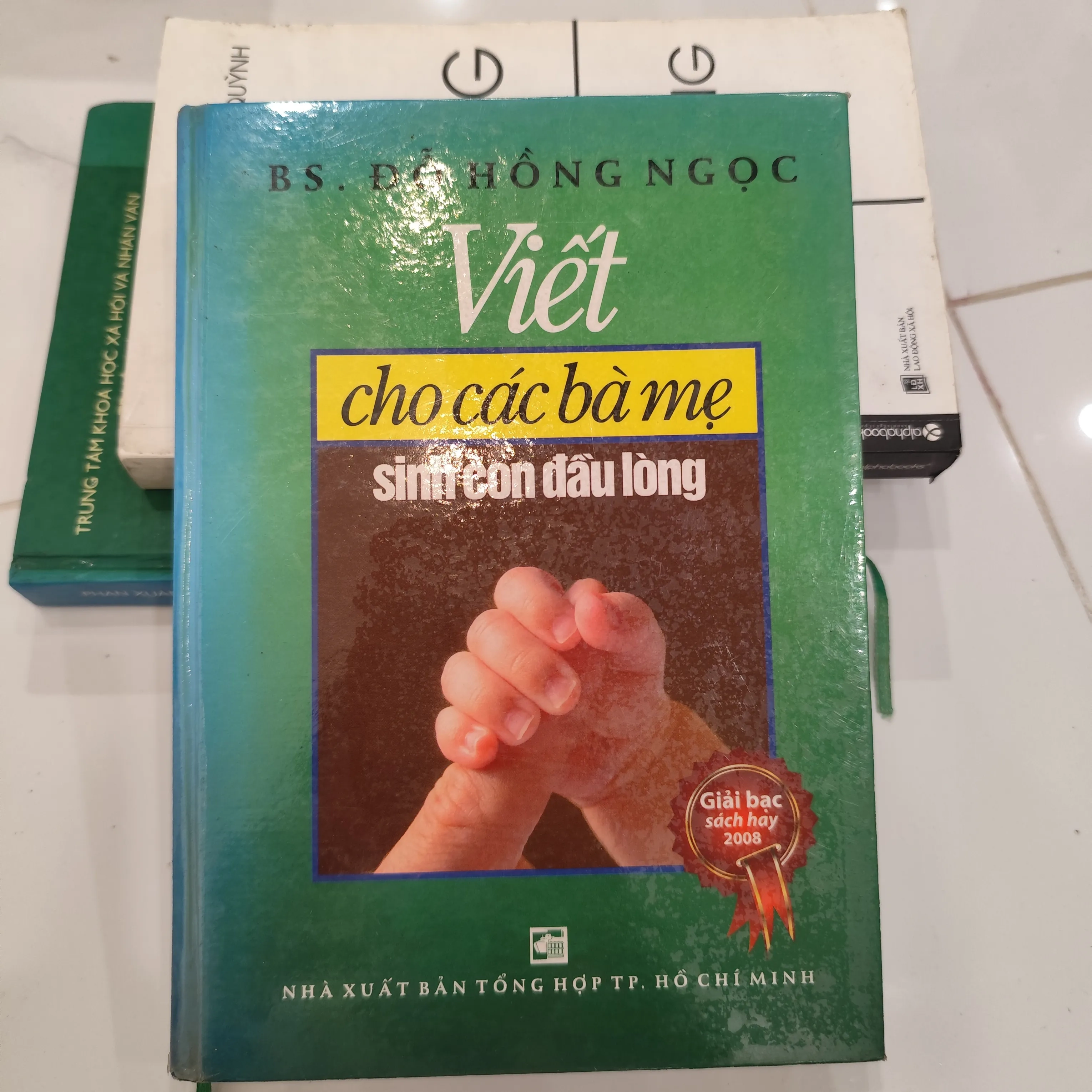 Viết cho các bà mẹ sinh con đầu lòng" của Bác sĩ Đỗ Hồng Ngọc. Bìa cứng by  - Sách Book Cover - Ngọc Hiển Books