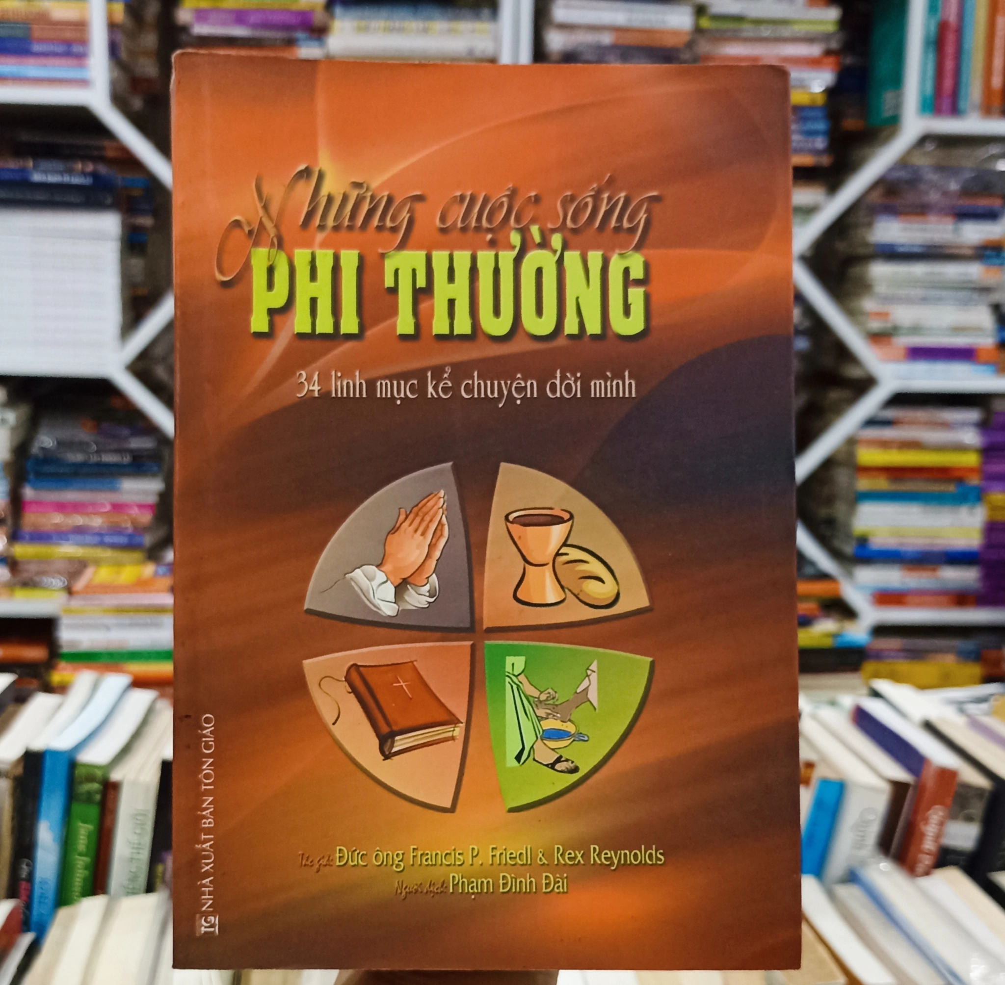 Những cuộc sống phi thường - 34 Linh Mục kể chuyện đời mình 🌻 by  - Sách Book Cover - Ngọc Hiển Books