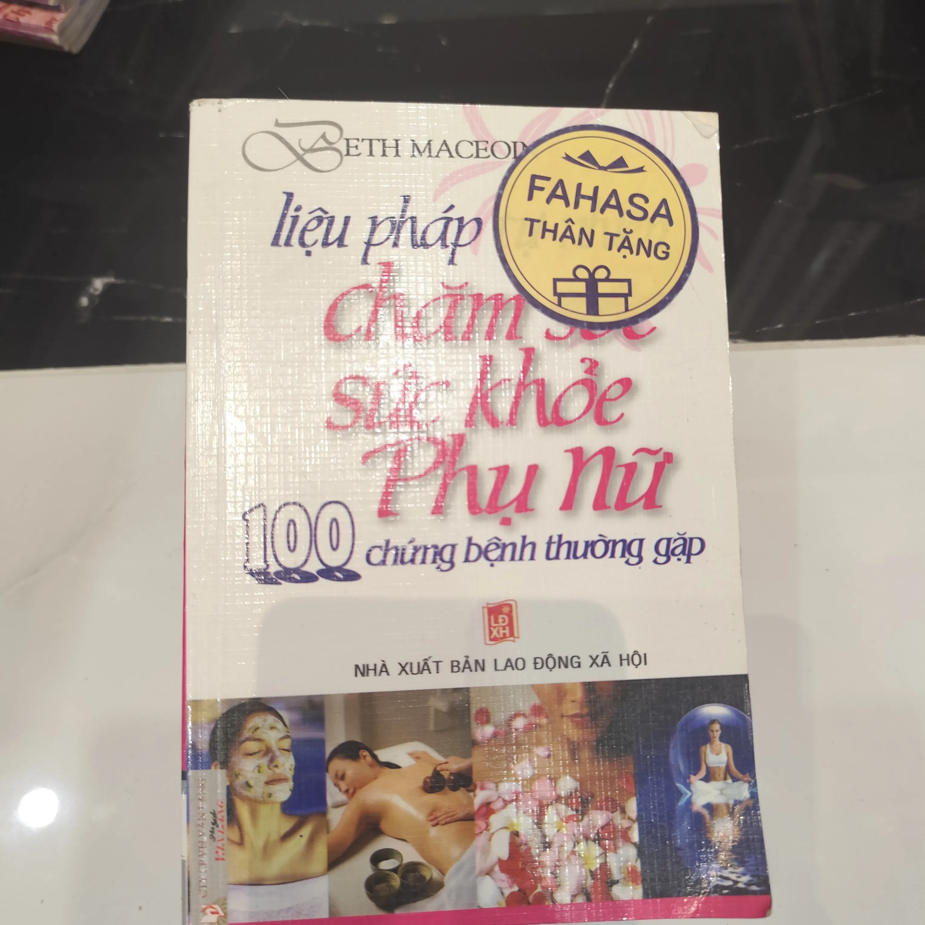 Liệu pháp chăm sóc sức khỏe phụ nữ by  - Sách Book Cover - Ngọc Hiển Books