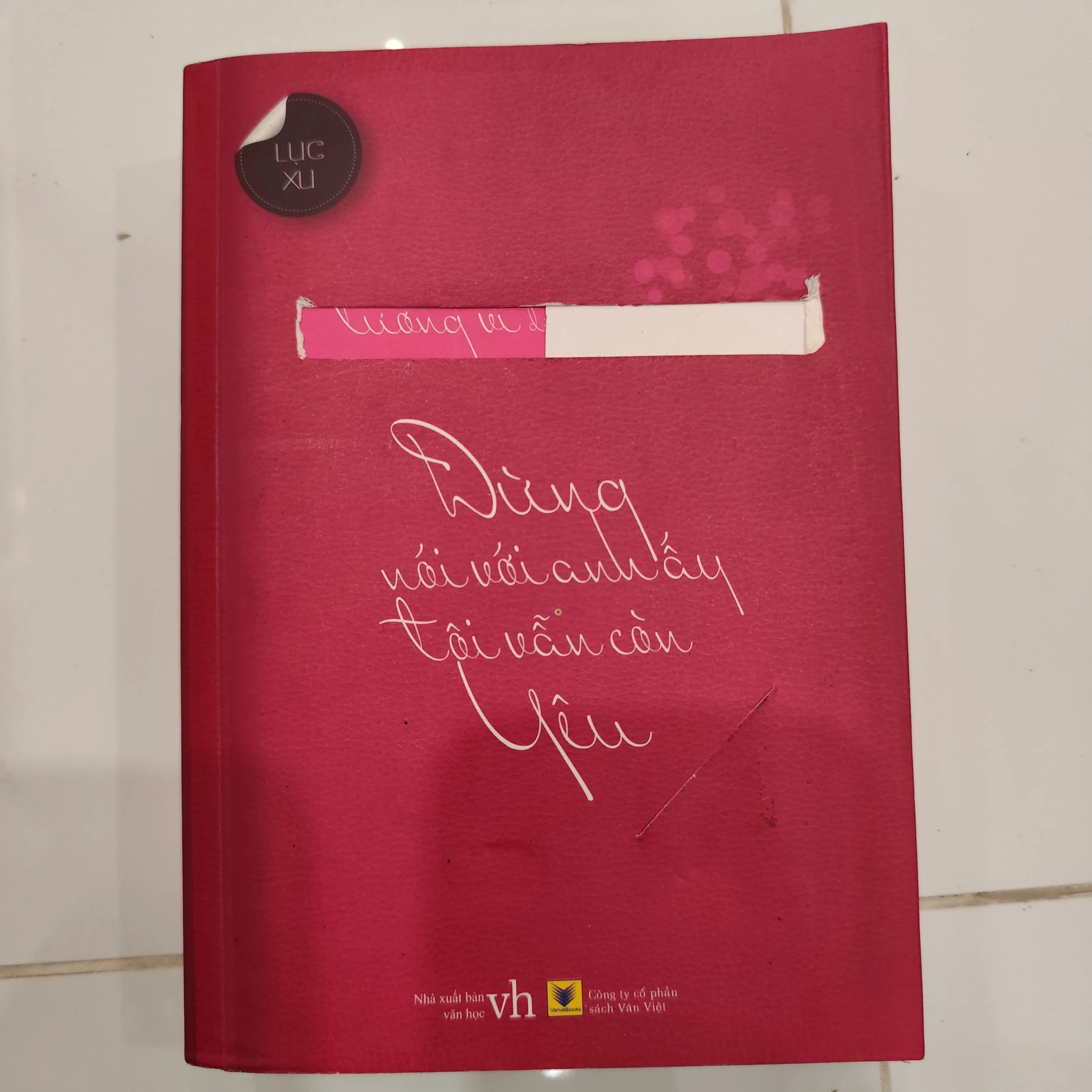 Đừng nói với anh ấy tôi vẫn còn yêu by  - Sách Book Cover - Ngọc Hiển Books