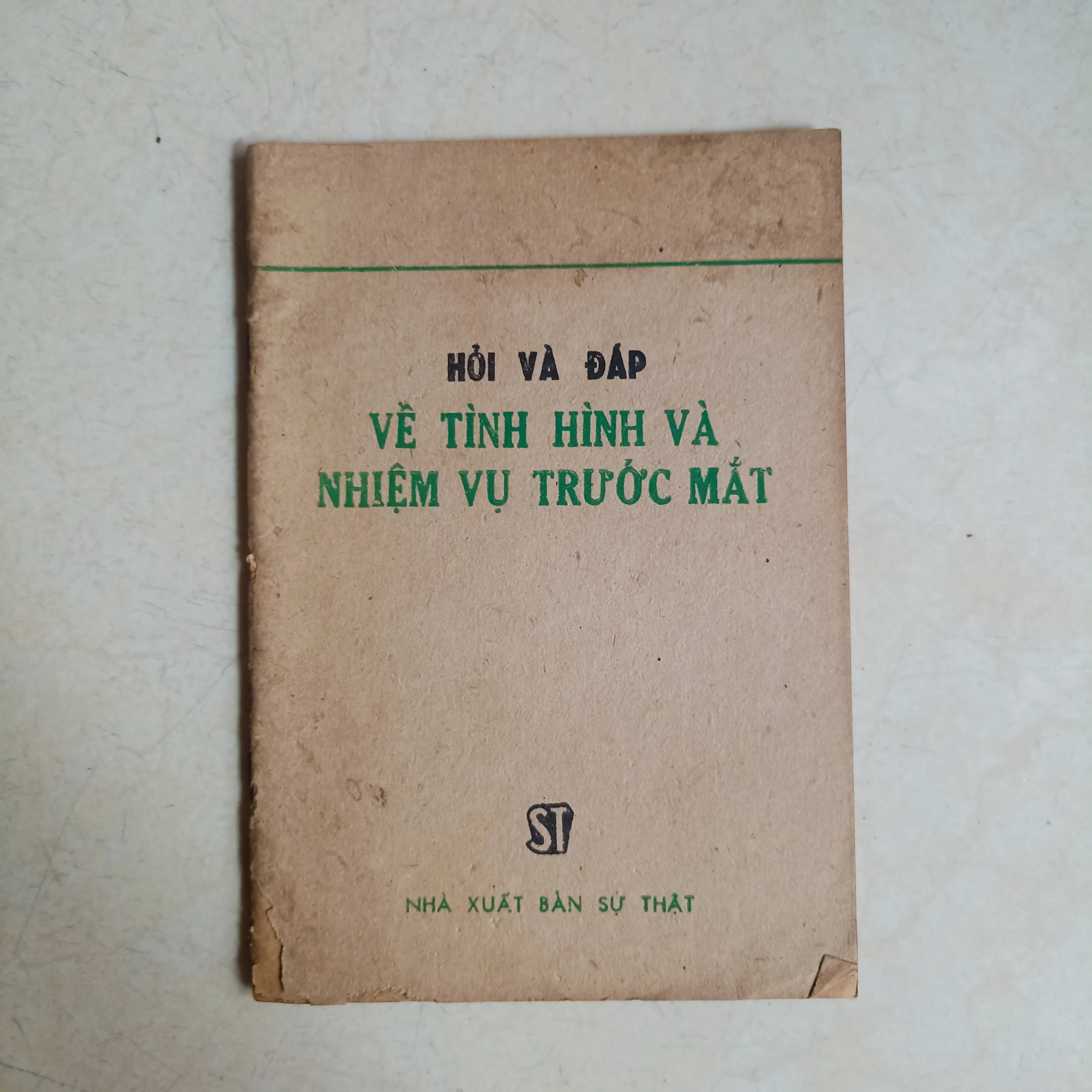 Hỏi và đáp tình hình trước mắt 🌻 by  - Sách Book Cover - Ngọc Hiển Books