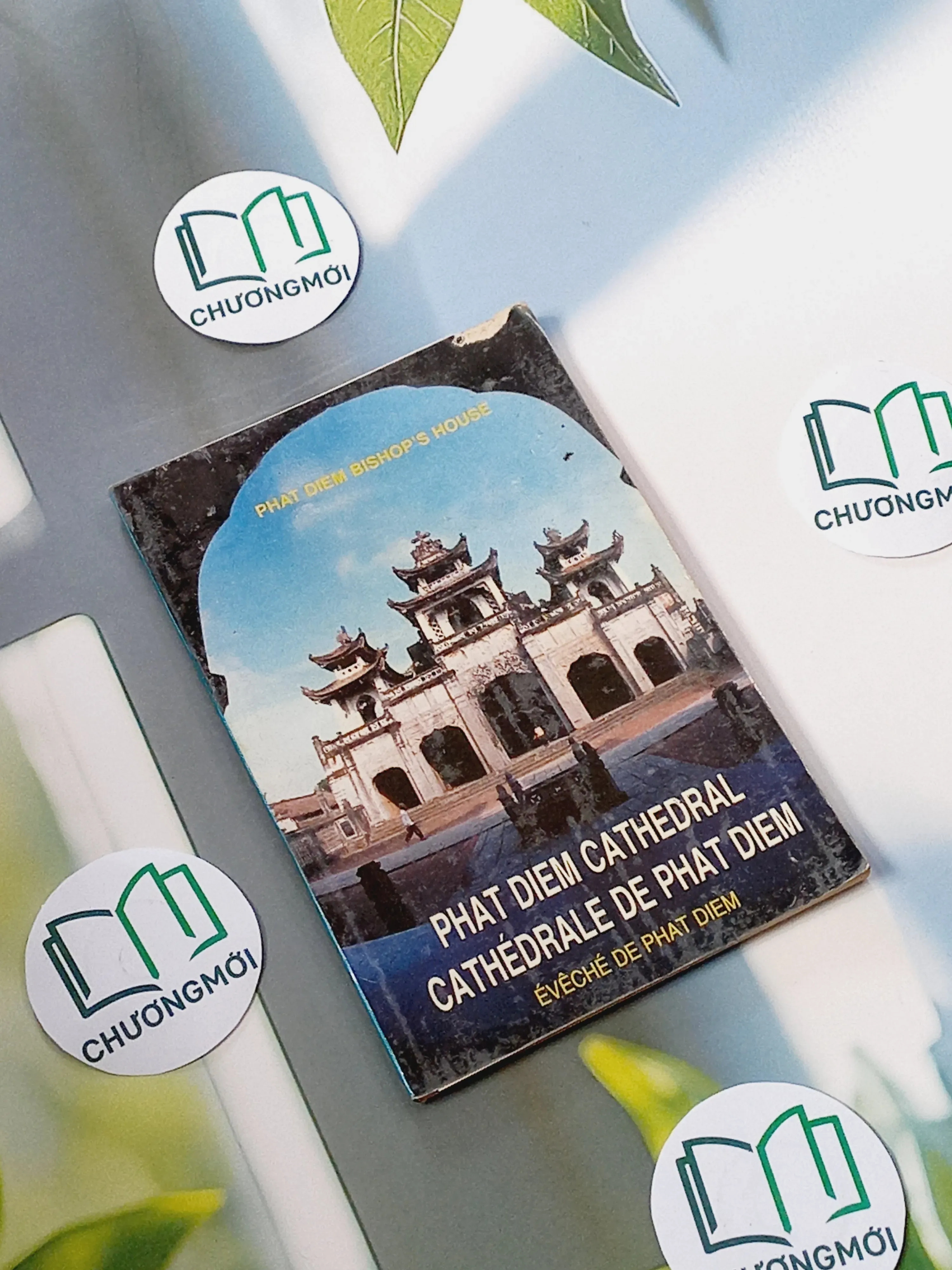 [MIỄN PHÍ BỌC SÁCH] [XƯA] Song ngữ Évêché de Phat Diem (Phat Diem Bishop's House) (1995)