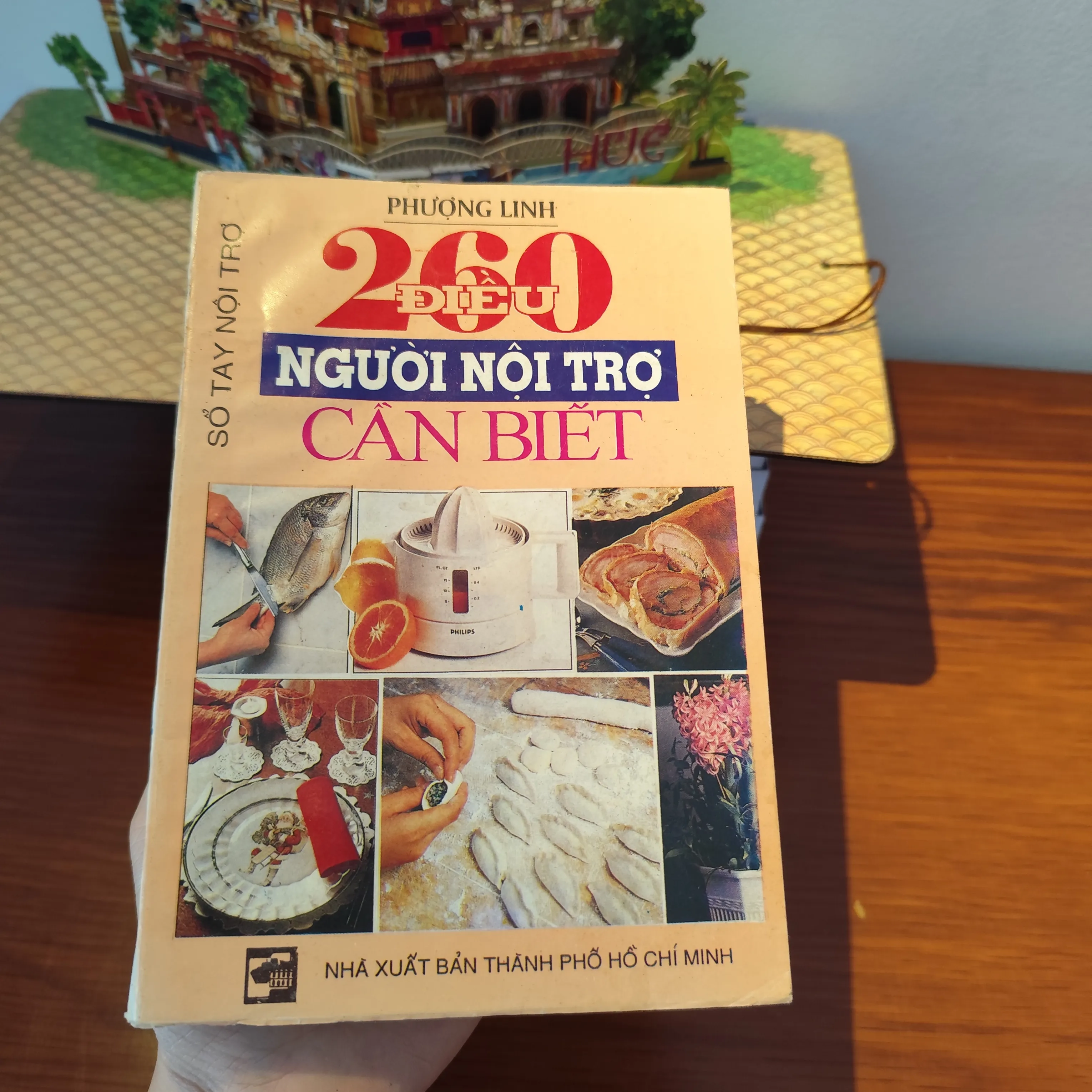 260 điều người nội trợ cần biết by  - Sách Book Cover - Ngọc Hiển Books