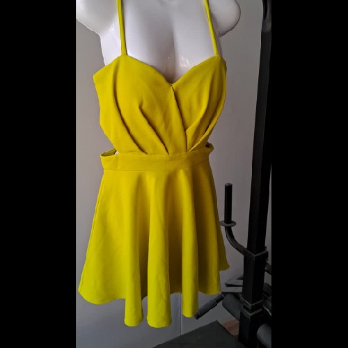 Đầm 2 dây khoét eo size M