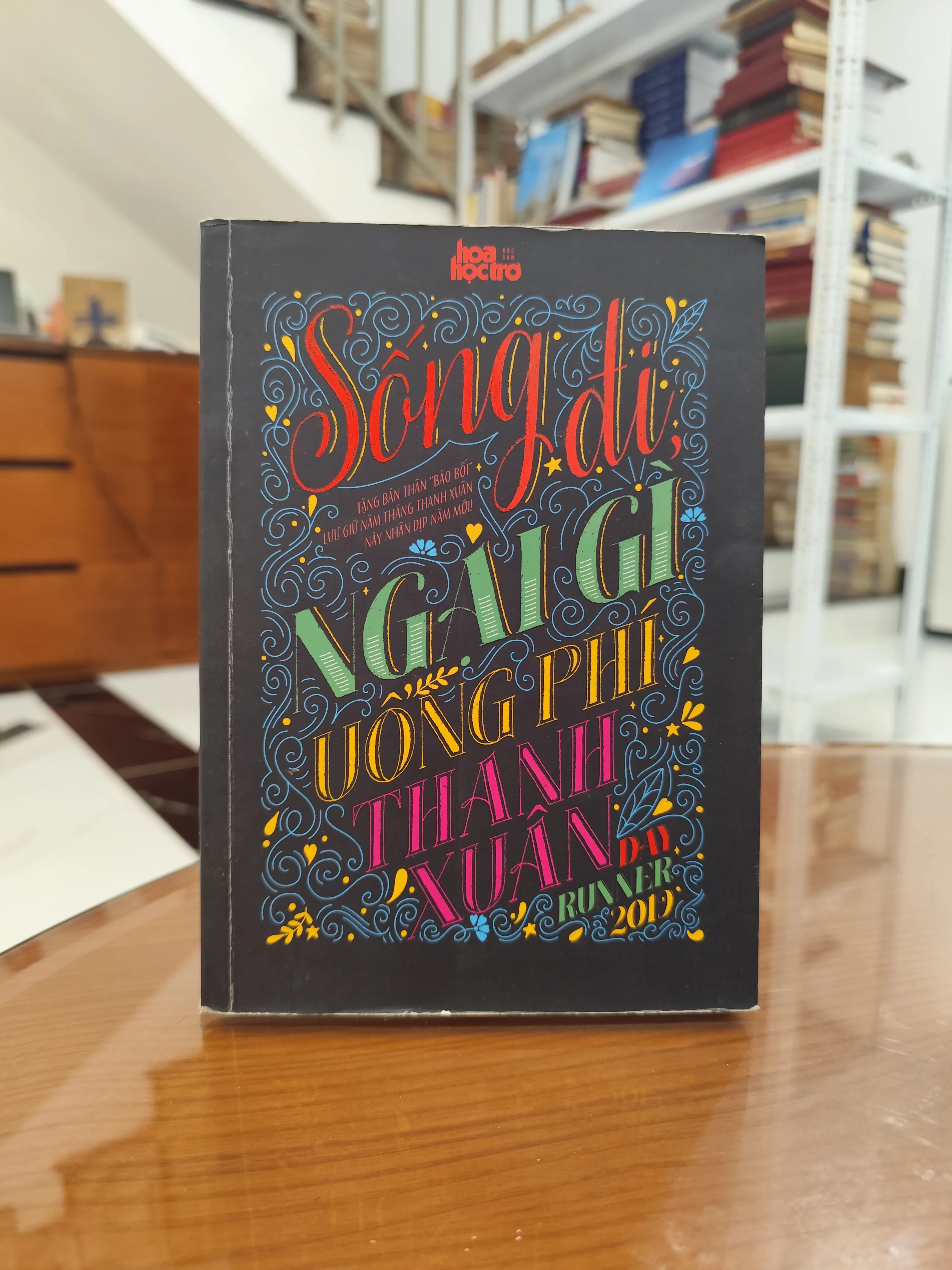 Sống đi ngại gì uổng phí thanh xuân by  - Sách Book Cover - Ngọc Hiển Books