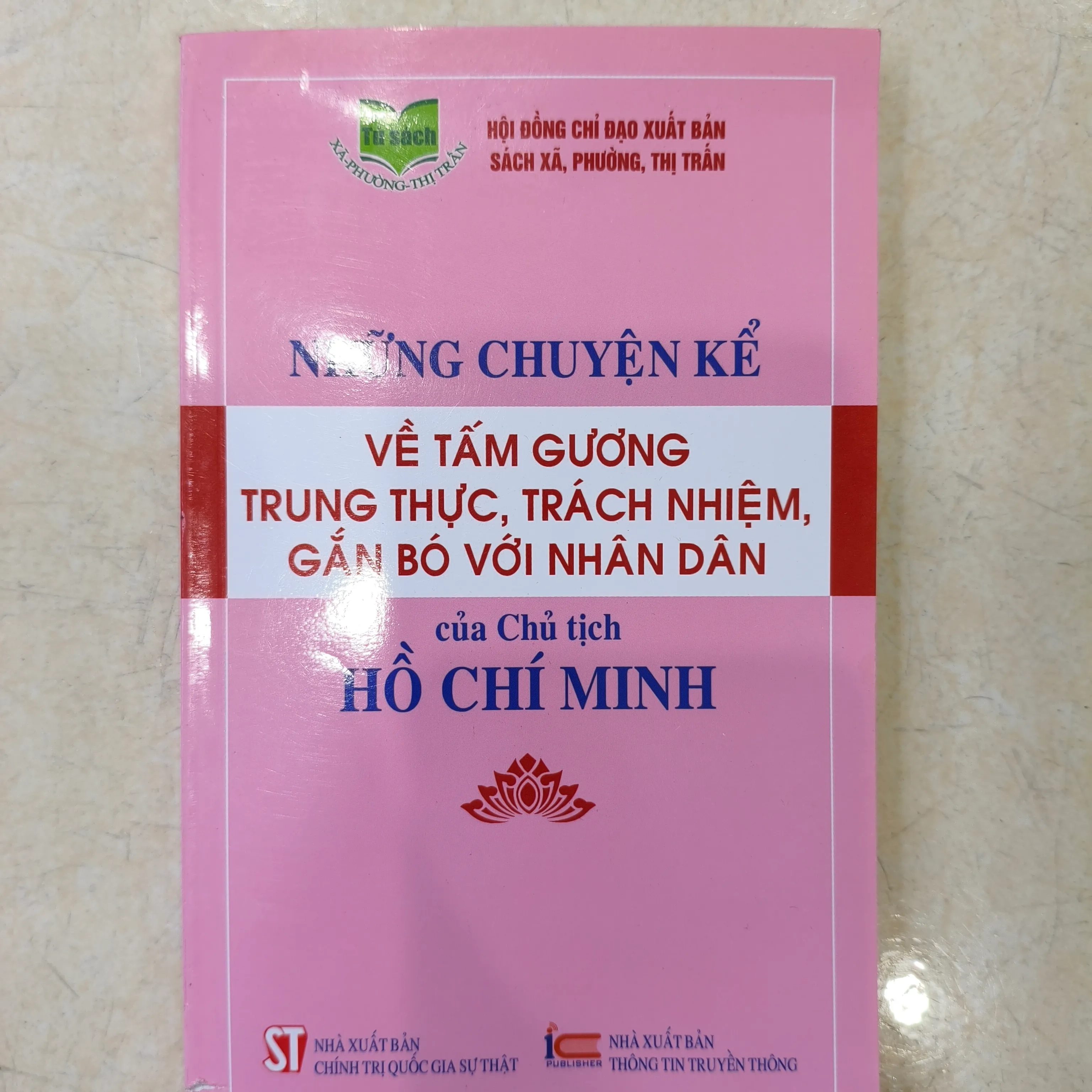 Những chuyện kể về tấm gương trung thực, trách nhiệm, gắn bó với nhân dân của Chủ tịch 🌱 by  - Sách Book Cover - Ngọc Hiển Books