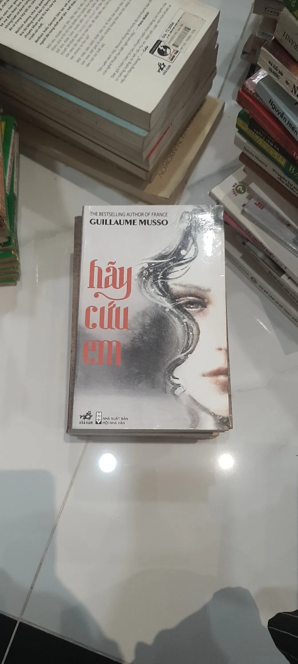 "Hãy Cứu Em" của Guillaume Musso 👣 by  - Sách Book Cover - Ngọc Hiển Books