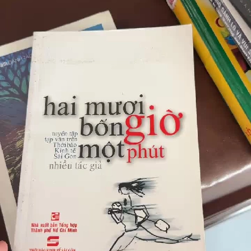 Hai Mươi Bốn Giờ Một Phút – Tuyển tập tạp văn Thời báo Kinh tế Sài Gòn- K2