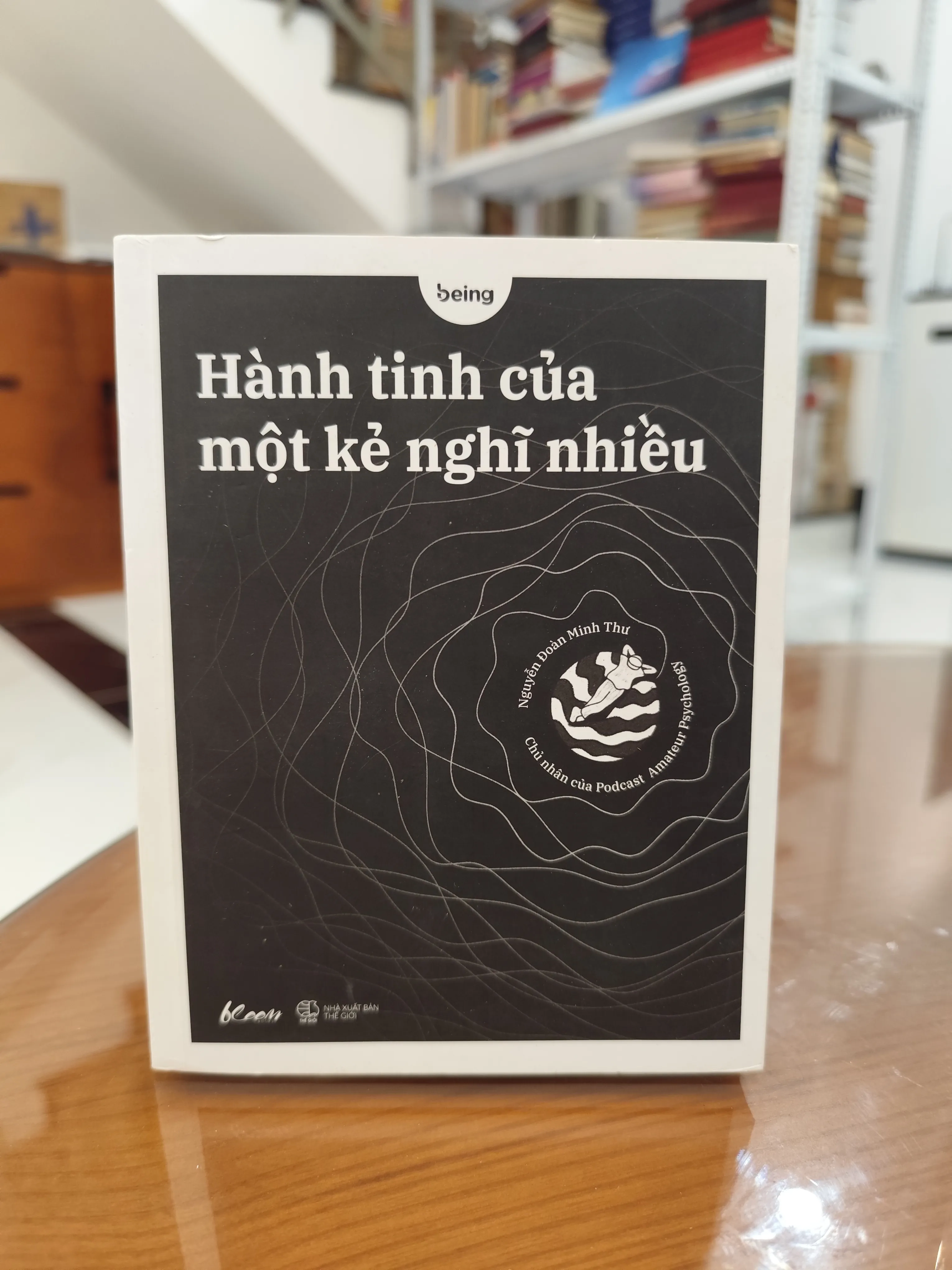 Hành tinh của một kẻ nghĩ nhiều by  - Sách Book Cover - Ngọc Hiển Books