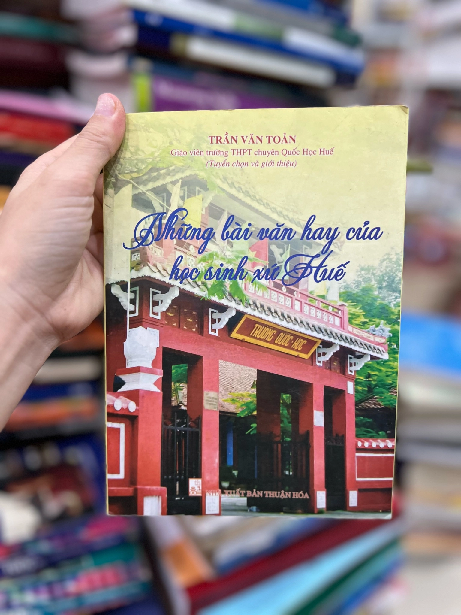 Những bài văn hay của học sinh xứ Huế by Thuận Thảo - Sách Book Cover - Ngọc Hiển Books