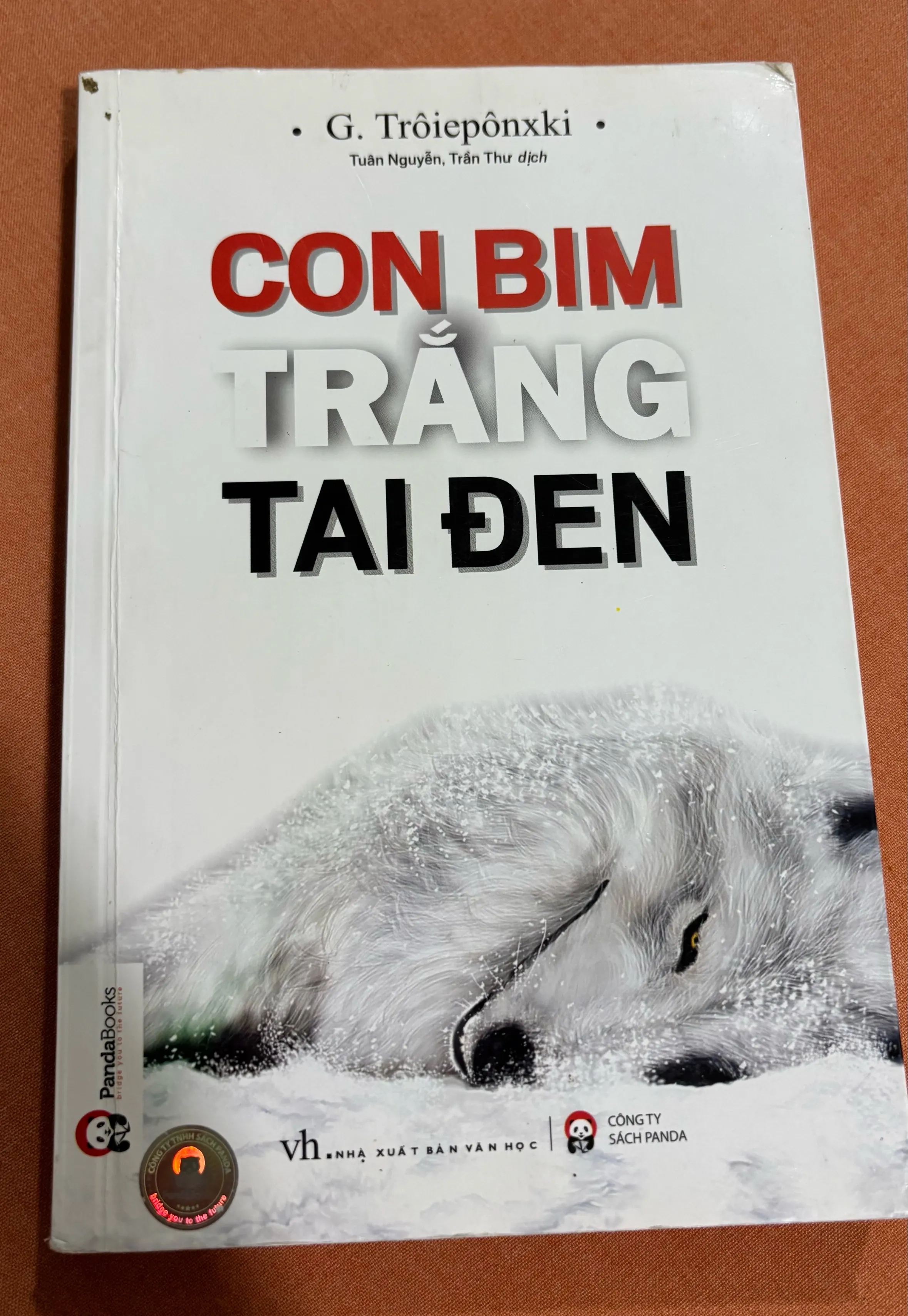 Con bim trắng tai đen 🌊 by  - Sách Book Cover - Ngọc Hiển Books