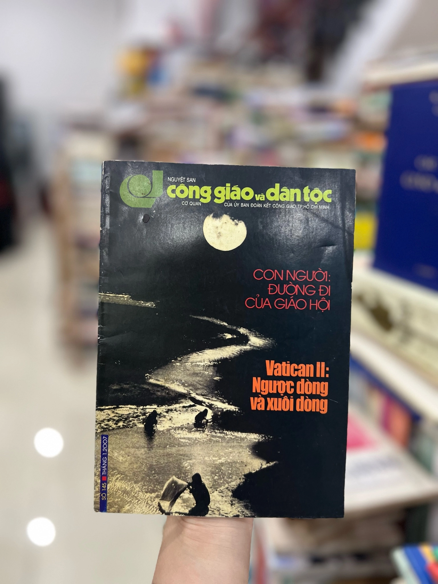 Nguyệt san công giáo và dân tộc - Vatican 2 ngược dòng và xuôi dòng by  - Sách Book Cover - Ngọc Hiển Books