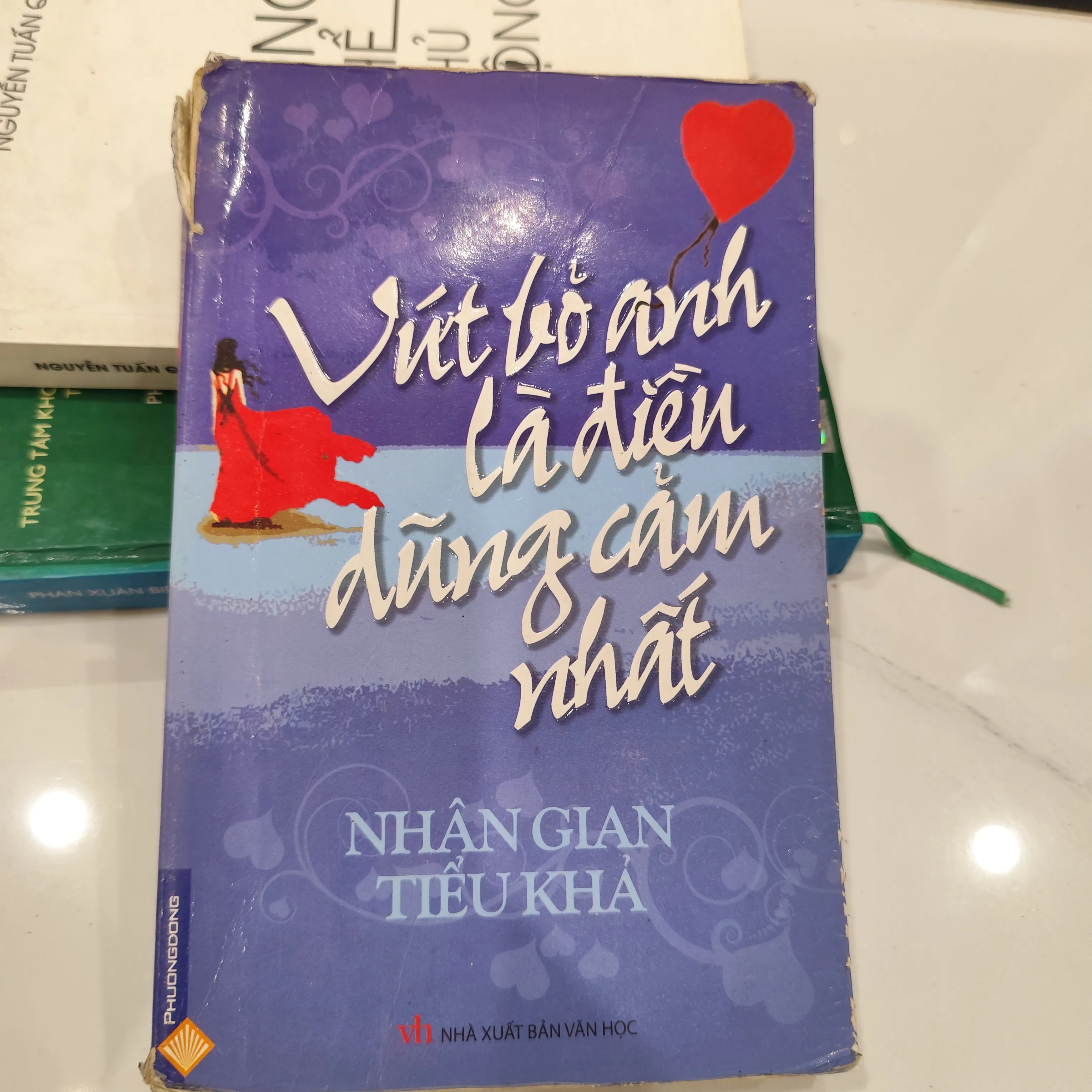 Vứt bỏ anh là điều dũng cảm nhất by  - Sách Book Cover - Ngọc Hiển Books
