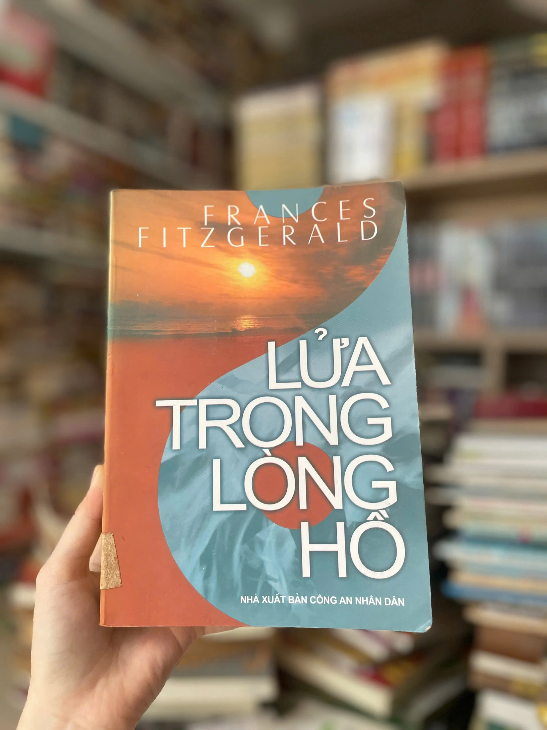 Lửa trong lòng hồ -  Frances Fitzgerald