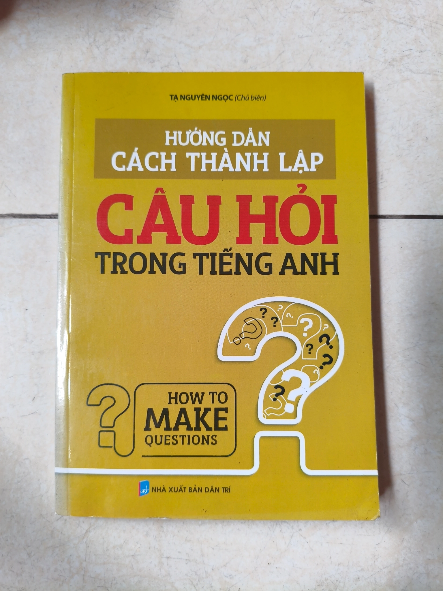 Hướng dẫn cách thành lập câu hỏi trong tiếng Anh 🌱 by Tạ Nguyên Ngọc - Sách Book Cover - Ngọc Hiển Books