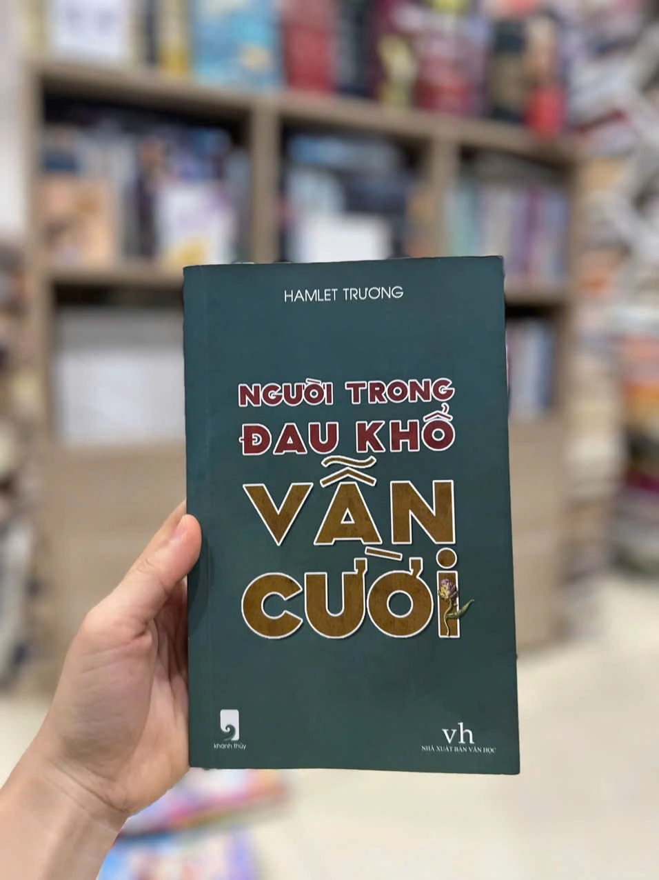 Người Trong Đau Khổ Vẫn Cười﻿ - Hamlet Trương by  - Sách Book Cover - Ngọc Hiển Books