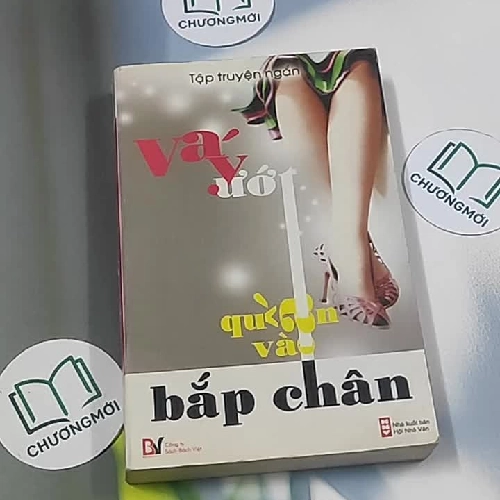 Váy ướt quấn vào bắp chân