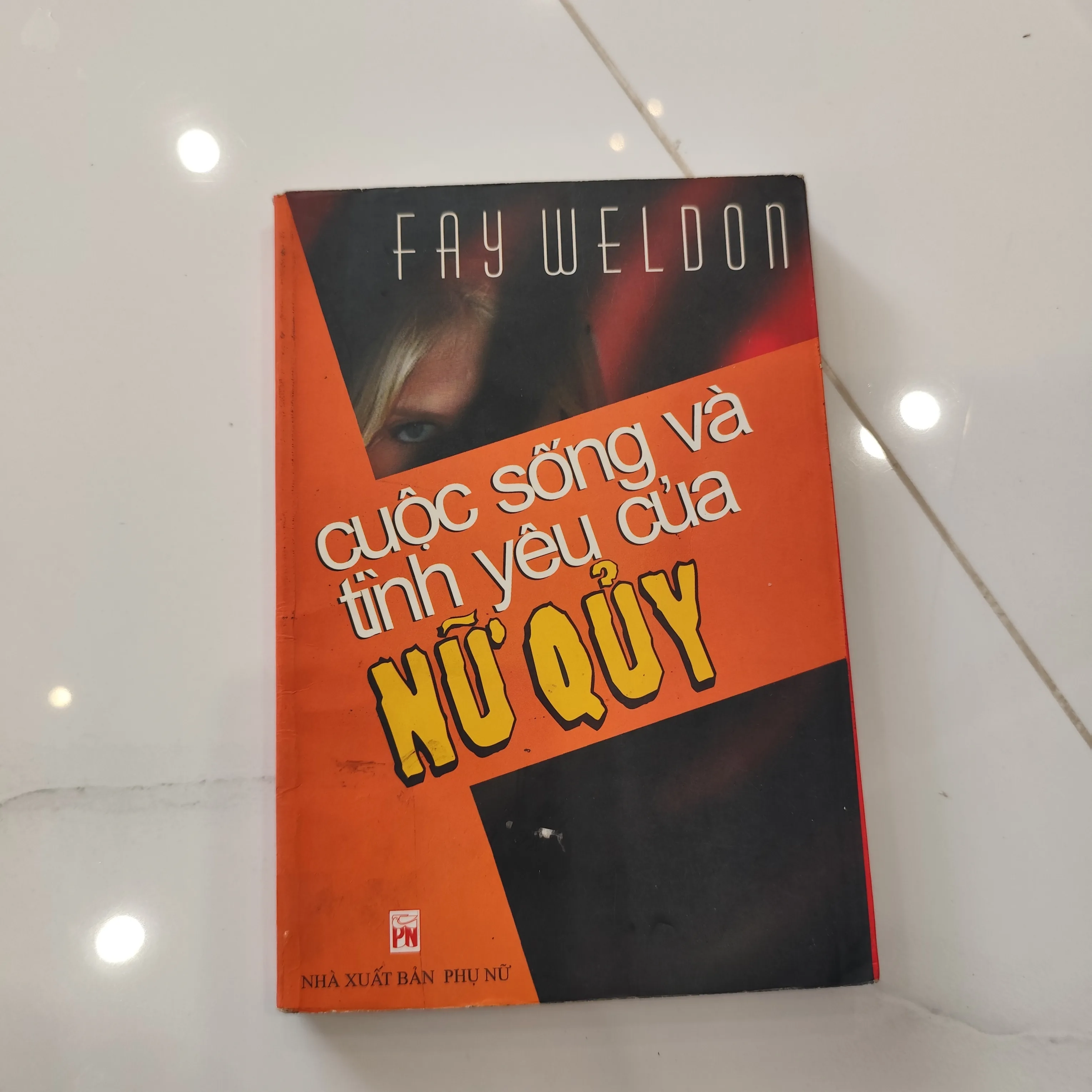 Cuộc sống và tình yêu của nữ quỷ by  - Sách Book Cover - Ngọc Hiển Books