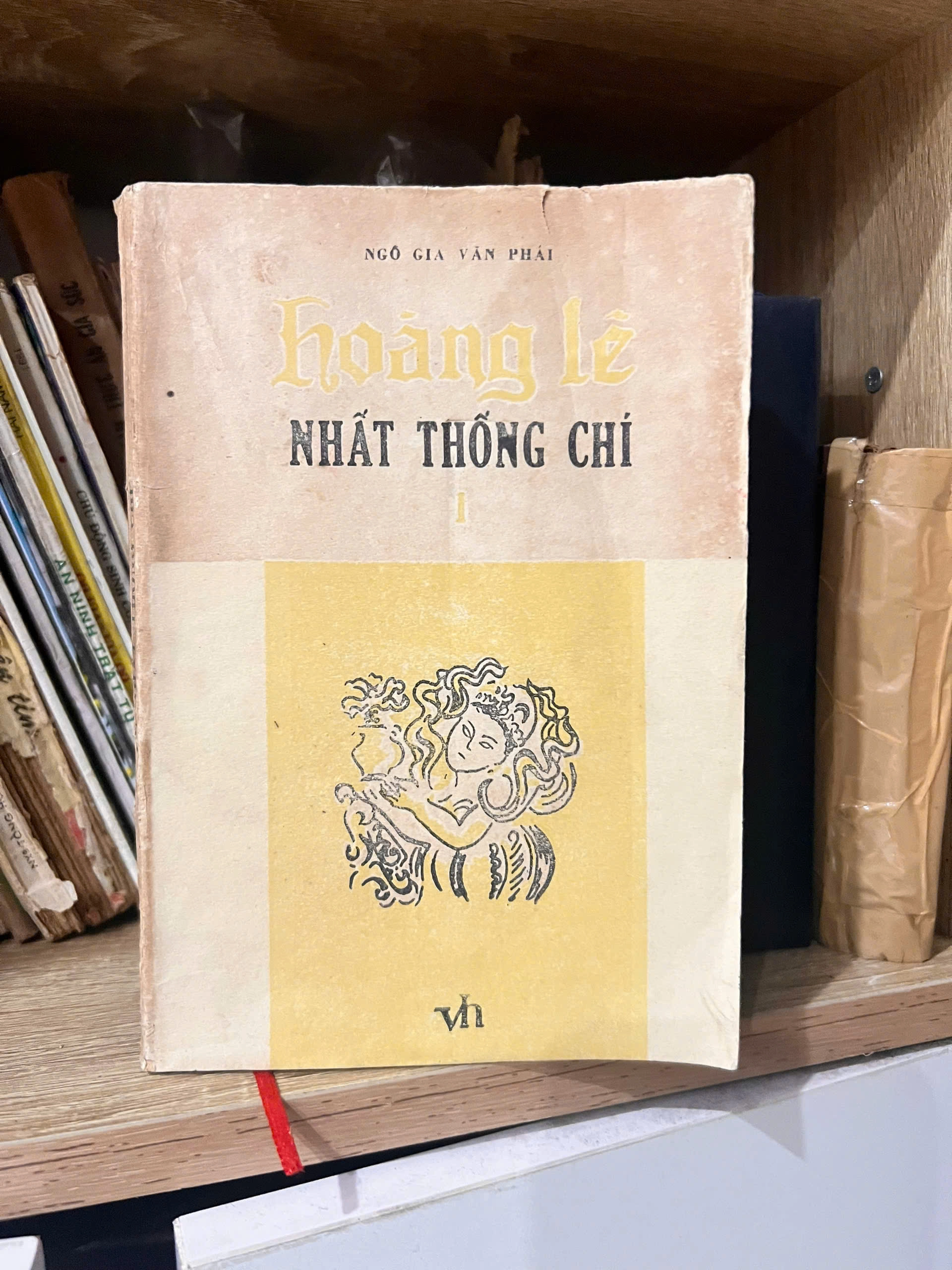 Hoàng lê nhất thống chí 1 - Ngô Gia Văn Phái by  - Sách Book Cover - Ngọc Hiển Books