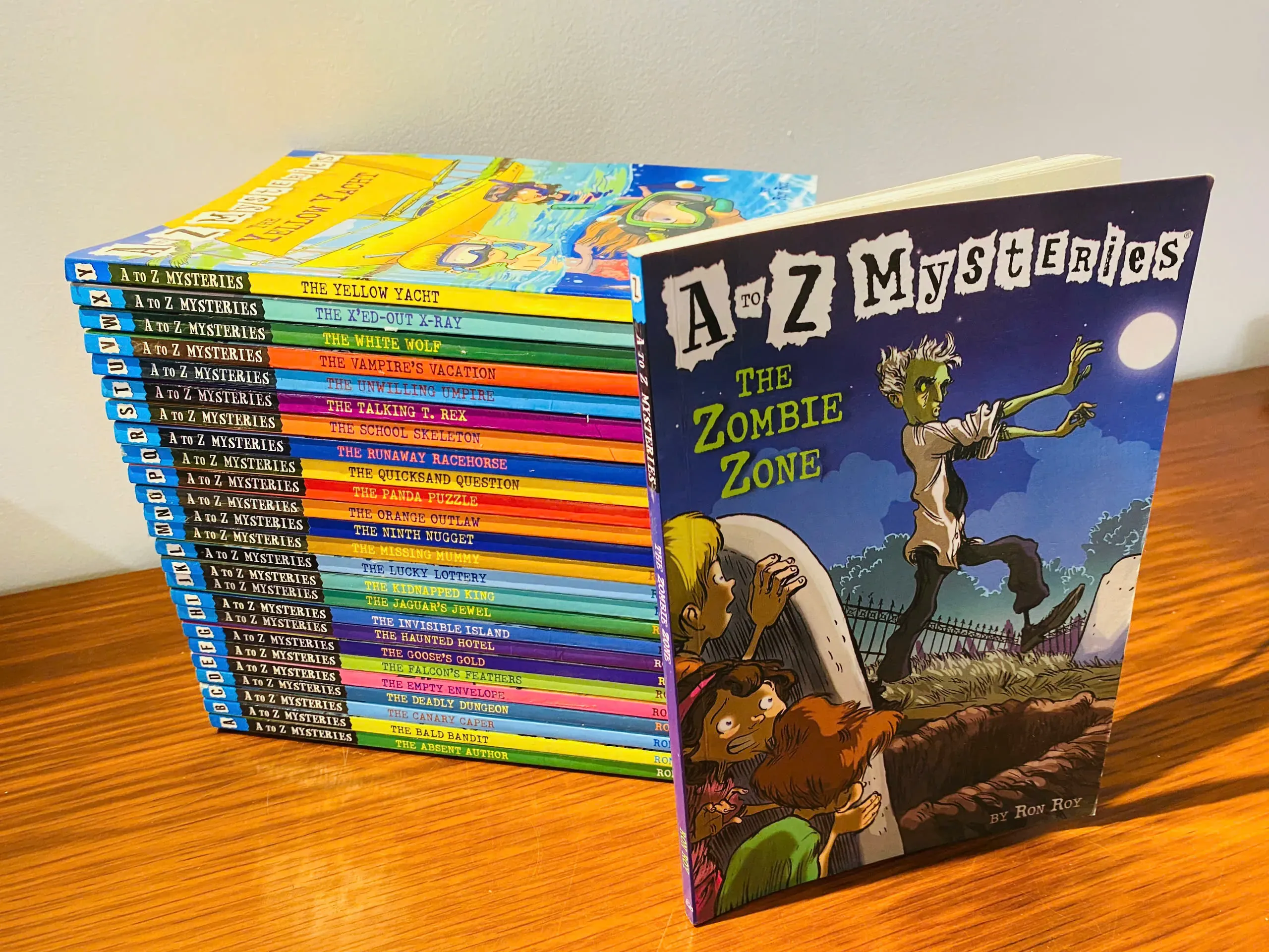 A to Z Mysteries Trọn bộ 26 cuốn by  - Sách Book Cover - Ngọc Hiển Books