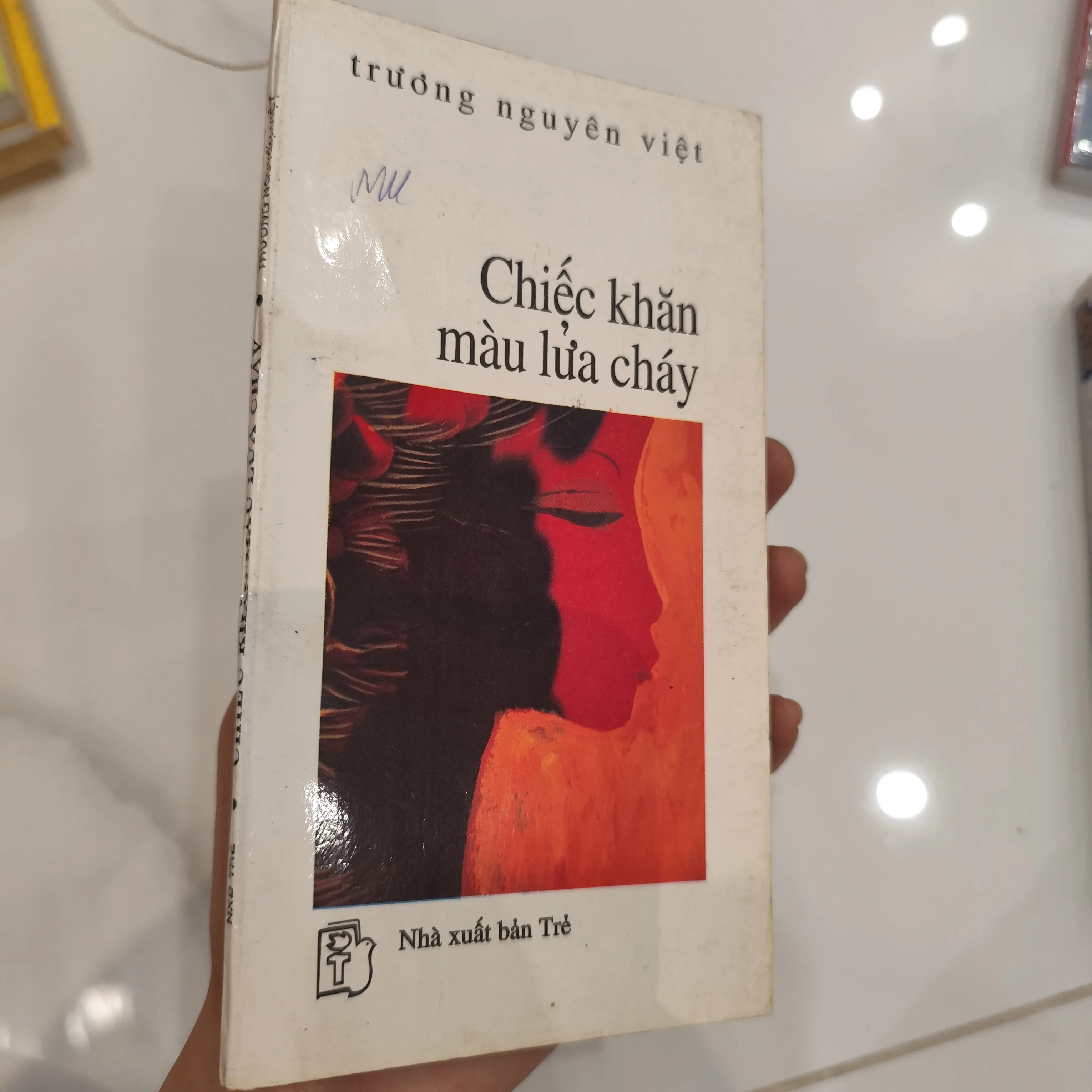 Chiếc khăn màu lửa cháy by  - Sách Book Cover - Ngọc Hiển Books